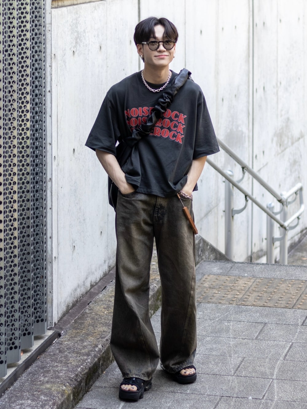 「プチプラ、きれいめカジュアル、フェスコーデ、夏だ！Tシャツ着よう！、さらっと晴れやかスナップ、デニム、ロゴT、サンダル、サングラス、厚底シューズ、厚底サンダル、スポーツミックス、ショルダーバッグ、お出かけコーデ、テーマパークコーデ」｜「WYM LIDNMのTwisted Curved Wide Denim（デニムパンツ、ブルー系）」を使った、ともきさん（メンズ・168cm）の夏コーディネートの1枚目の写真