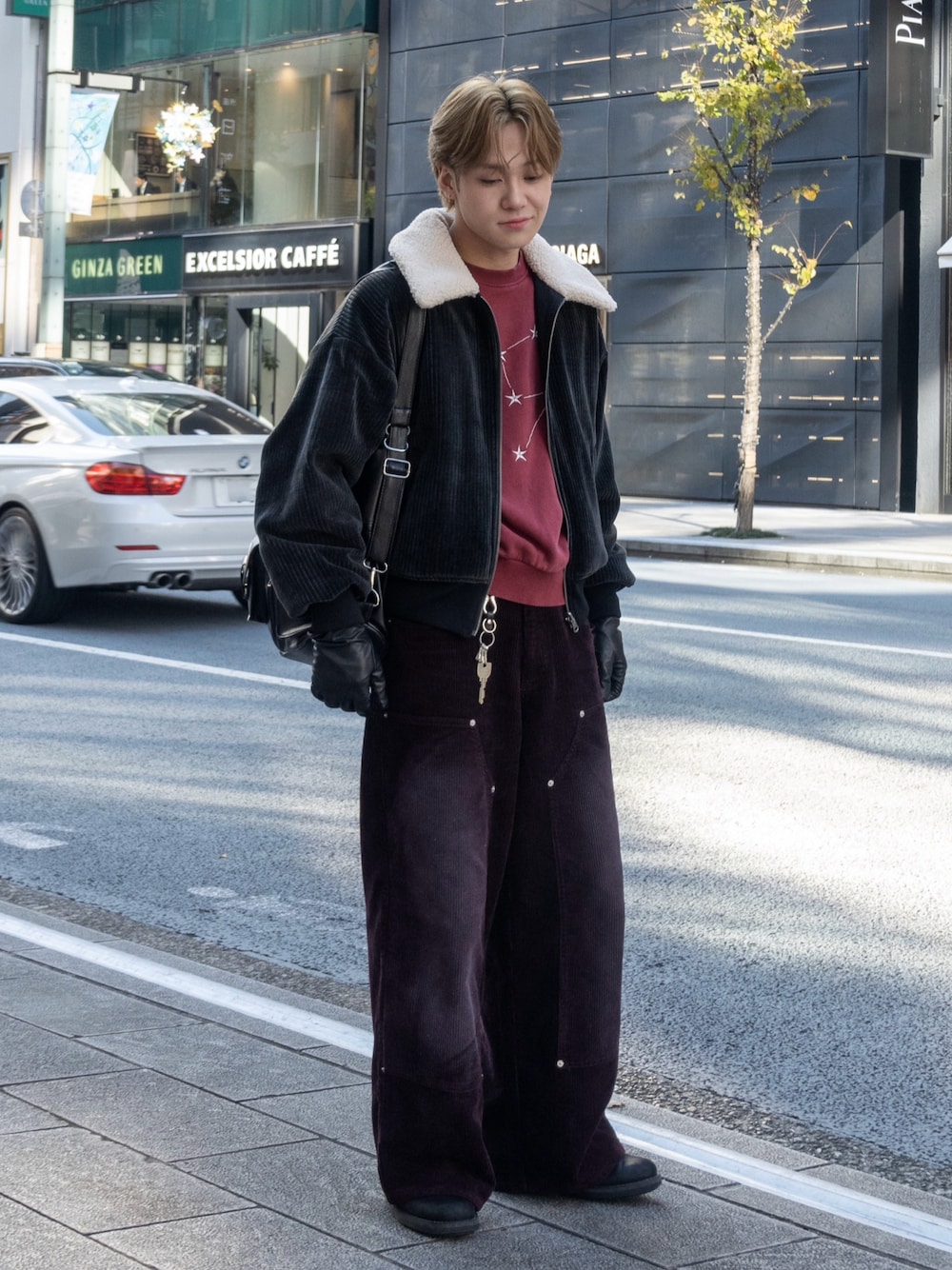 「赤、冬コーデ、マイベストコーデ2024、コーデュロイ、レザー、ショルダーバッグ、ワイドパンツ、韓国ファッション、きれいめカジュアル、ストリート、スウェット、冬アウター、休日スタイル、お出かけコーデ、ボア」｜「Perushuのコーデュロイダブルニーフェードパンツ（その他パンツ、レッド系）」を使った、ともきさん（メンズ・168cm）の冬コーディネートの1枚目の写真