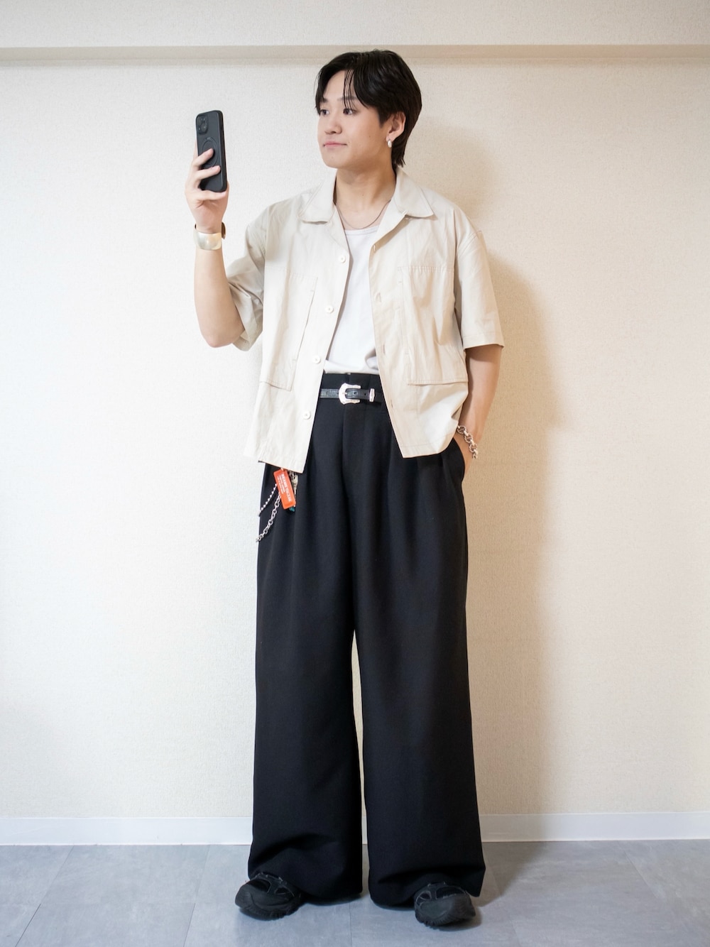「シャツスタイル、スラックス、スニーカー、ワイドパンツ、モノトーン、きれいめカジュアル、シンプルコーデ、タンクトップ、休日スタイル、デートコーデ、お出かけコーデ、タックイン、夏コーデ、低身長コーデ、白シャツ」｜「WYM LIDNMのSLIGHT FLARE DOUBLE CLOTH BAGGY SLACKS（スラックス、ブラック系）」を使った、ともきさん（メンズ・168cm）の春コーディネートの1枚目の写真