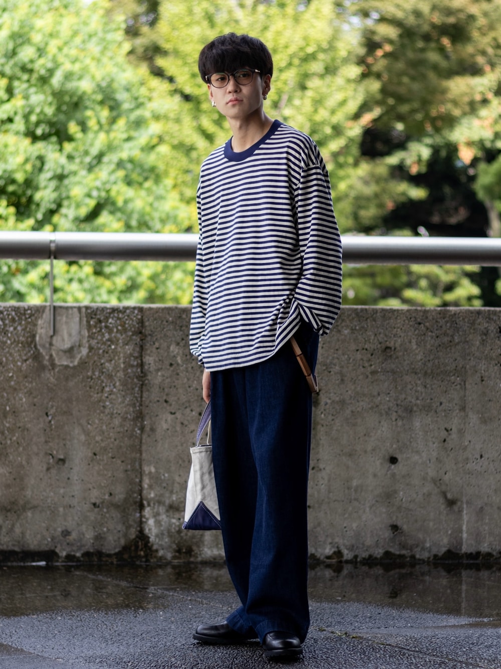 「秋服まるっと大公開、ロンT、ワイドパンツ、ローファー、ハロウィン、トートバッグ、デニム、シンプルコーデ、アウトドアスタイル、休日スタイル、きれいめカジュアル、ストリート、ボーダー、プチプラ、メガネ男子」｜「UNIQLOのアイテム（Tシャツ/カットソー、ブルー系）」を使った、ともきさん（メンズ・168cm）の秋コーディネートの1枚目の写真