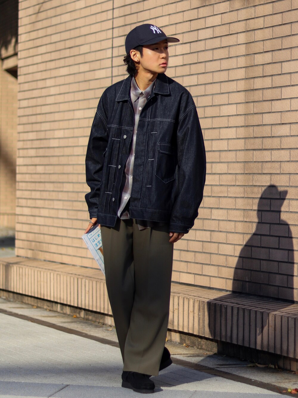 「いまどきジャケット写真、デニム、デニムジャケット、チェックシャツ、春コーデ、春アウター、ジャケット、スラックス、ワイドパンツ、プチプラ、シャツスタイル、きれいめカジュアル、キャップ、カラーパンツ、カジュアルコーデ」｜「47の【47（フォーティセブン）】別注MVP CAP2（キャップ、ブルー系）」を使った、ともきさん（メンズ・168cm）の春コーディネートの1枚目の写真