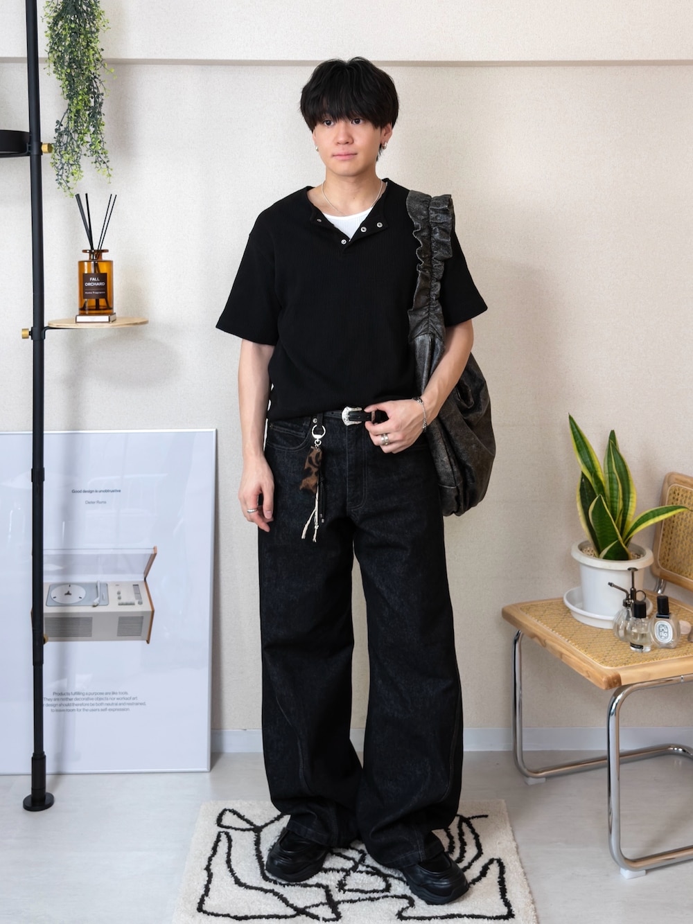 ブラック系のTシャツ/カットソー、ホワイト系のタンクトップ、ブラック系のデニムパンツを着用したメンズの夏コーディネートの1枚目の写真