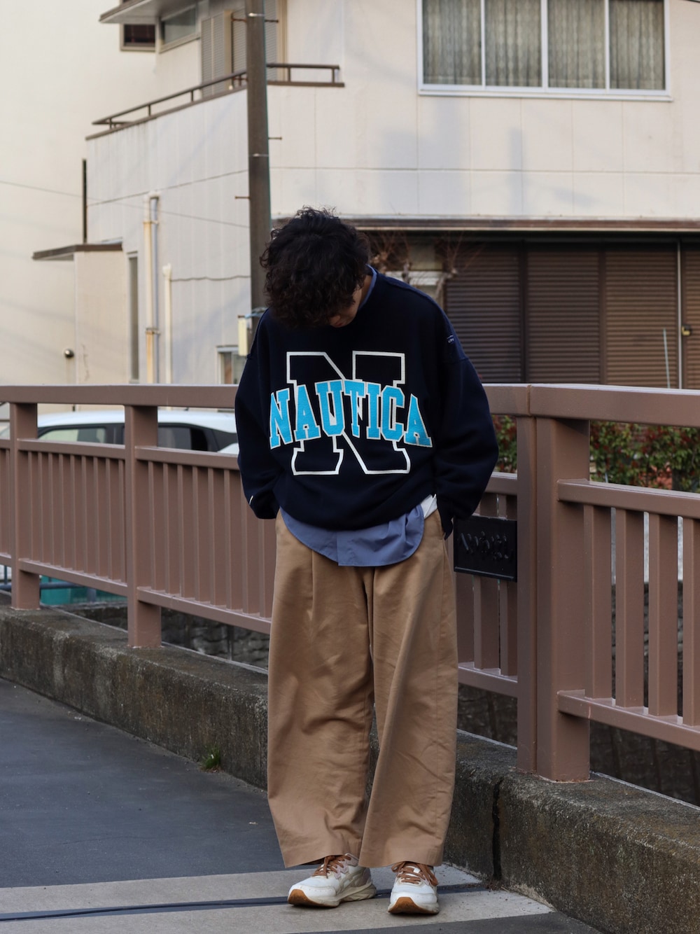 「春服デビュー宣言、ロゴスウェット、春服みてみて、チノパン、レイヤードスタイル、ビッグシルエット、ストリート、ワイドパンツ、スウェット、スニーカー、厚底シューズ、きれいめカジュアル、ストリートMIX、トラッド、アメカジ」｜「WYM LIDNMのHARD GABA LOOSE FIT TROUSERS（その他パンツ、ベージュ系）」を使った、ともきさん（メンズ・168cm）の春コーディネートの1枚目の写真