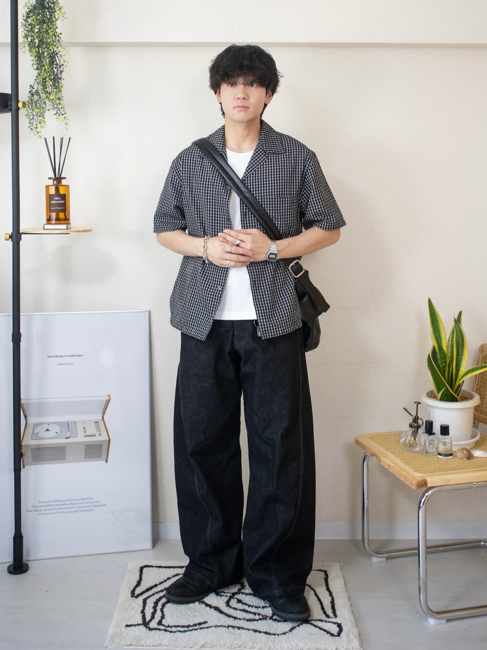 ブラック系のデニムパンツ、ブラック系のシャツ/ブラウス、ホワイト系のタンクトップを着用したメンズの夏コーディネートの1枚目の写真