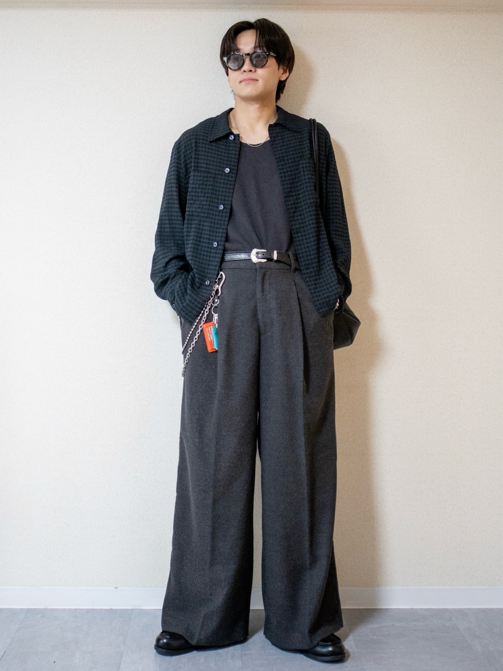 「ショルダーバッグ、サングラス、レイヤードスタイル、ワイドパンツ、スラックス、デートコーデ、ローファー、モノトーン、プチプラ、シャツスタイル、低身長コーデ、お出かけコーデ、休日スタイル、チェック、タンクトップ」｜「WYM LIDNMのMVS LAYERED SLIT TANK TOP（タンクトップ、ブラック系）」を使った、ともきさん（メンズ・168cm）の春コーディネートの1枚目の写真