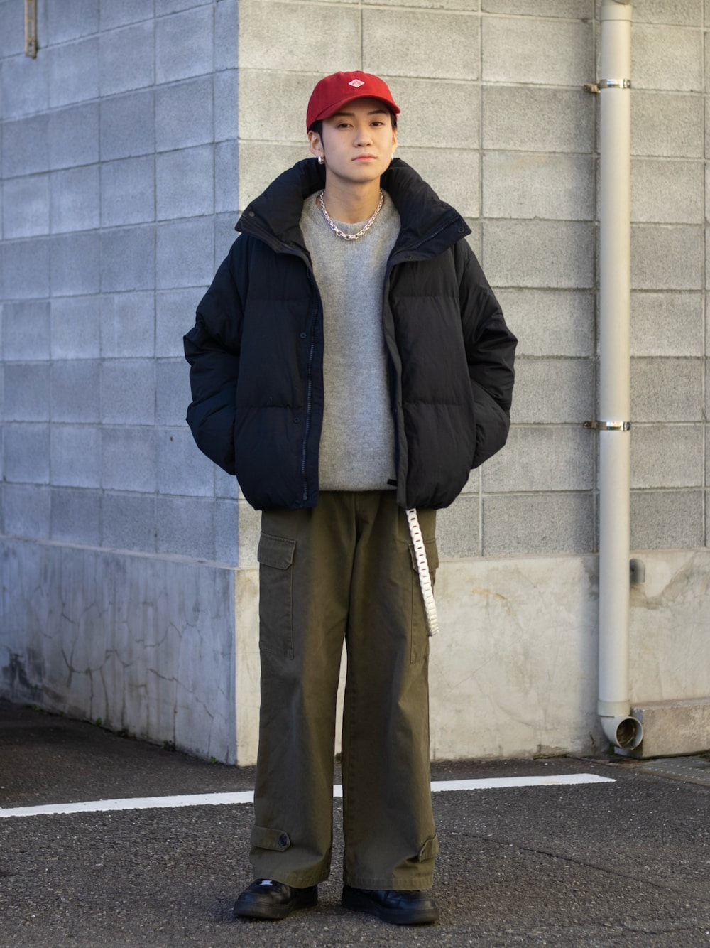 「今日のコスメと服、カーゴパンツ、プチプラ、きれいめカジュアル、ワイドパンツ、スニーカー、ダウンジャケット、ストリート、冬コーデ、ニット、キャップ、休日スタイル、ダウン、お出かけコーデ、デートコーデ」｜「EMMA CLOTHESのワイドストレートM-47ミリタリーカーゴパンツ EMMA CLOTHES（カーゴパンツ、グリーン系）」を使った、ともきさん（メンズ・168cm）の冬コーディネートの1枚目の写真