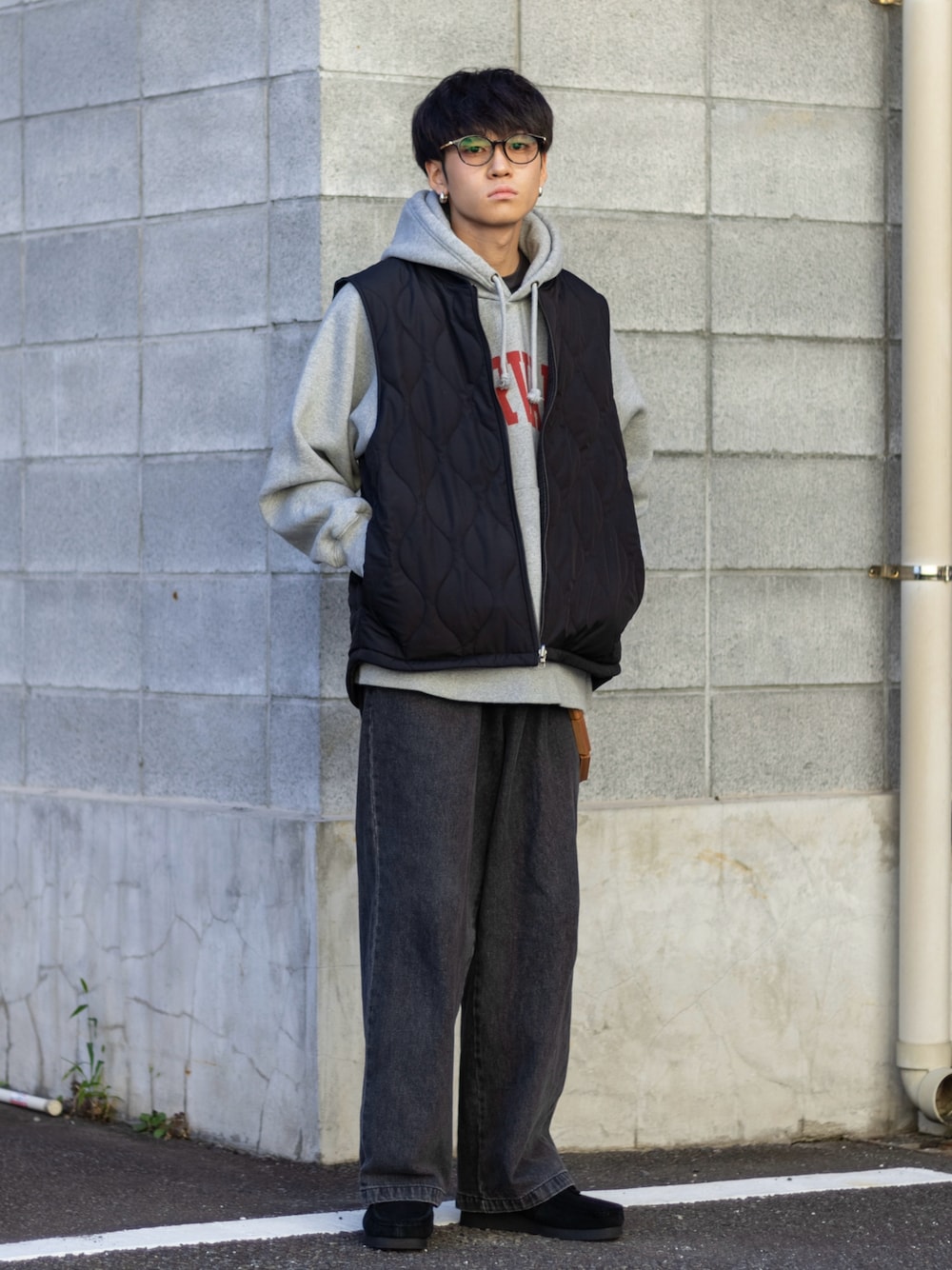 「ファッションを楽しもう、WEARyouthコーデ、パーカー、キルティング、ダウンベスト、プチプラ、レザー、秋冬コーデ、冬コーデ、デニム、モノトーン、カレッジロゴ、ビッグシルエット、ストリート、きれいめカジュアル」｜「MONO-MARTのタックワイドスラックスデニムパンツ（デニムパンツ、グレー系）」を使った、ともきさん（メンズ・168cm）の秋コーディネートの1枚目の写真