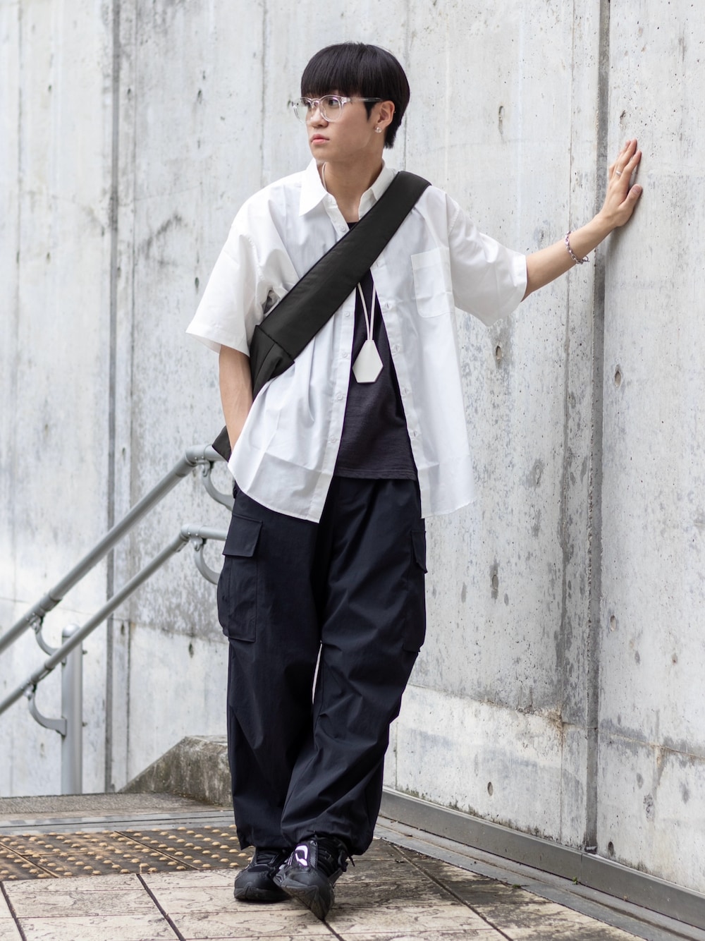 「モノトーン、メガネ男子、ナイロンパンツ、きれいめカジュアル、シャツスタイル、低身長コーデ、サングラス、韓国ファッション、シンプルコーデ、スポーツミックス、休日スタイル、夏コーデ、スニーカー、プチプラ、雨の日コーデ」｜「WYM LIDNMのUTILITY TECH CARGO（カーゴパンツ、ブラック系）」を使った、ともきさん（メンズ・168cm）の春コーディネートの1枚目の写真