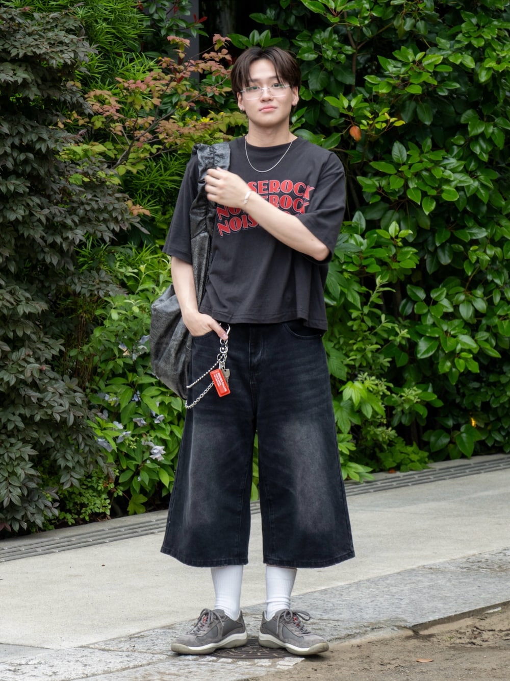 「ハーフパンツ、スニーカー、Tシャツ、メガネ男子、サングラス、夏コーデ、韓国ファッション、ショルダーバッグ、プチプラ、ブラックコーデ、お出かけコーデ、ジョーツ、レザー、モノトーン、ロゴT」｜「CORPUS TOKYOの半端丈 ワイド バギー デニム（デニムパンツ、ブラック系）」を使った、ともきさん（メンズ・168cm）の夏コーディネートの1枚目の写真