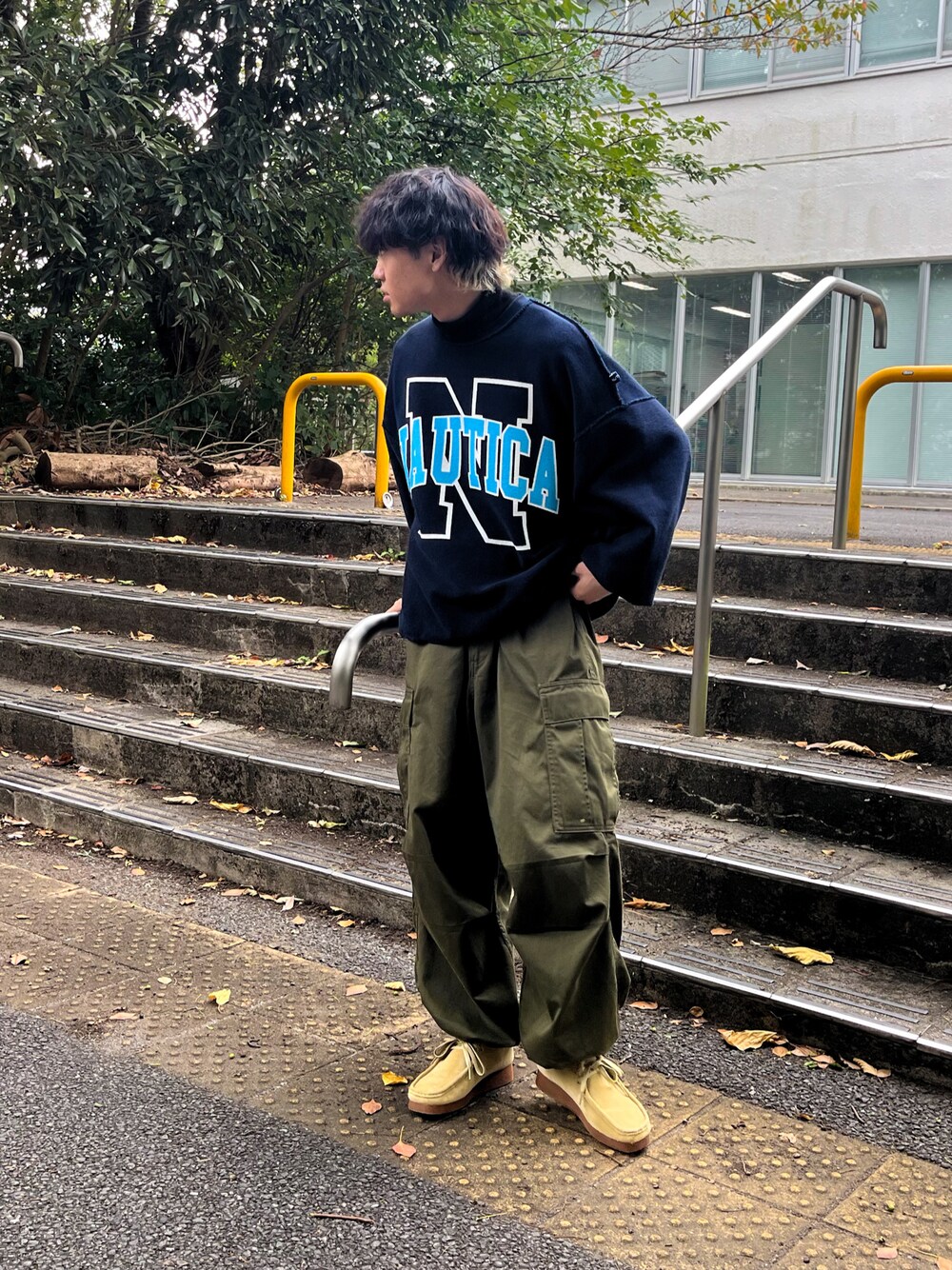 「ロゴスウェット、休日スタイル、秋冬コーデ、カジュアルコーデ、カーゴパンツ、GU、ストリート、アースカラー、ビックシルエット、きれいめカジュアル、ワイドパンツ、ミリタリー」｜「NAUTICAのNAUTICA/ノーティカ フロントをis-nessが描いて、バックをナイジェルグラフが描いたインサイドアウトクルーネックスエットシャツ（スウェット、ブルー系）」を使った、ともきさん（メンズ・168cm）の冬コーディネートの1枚目の写真