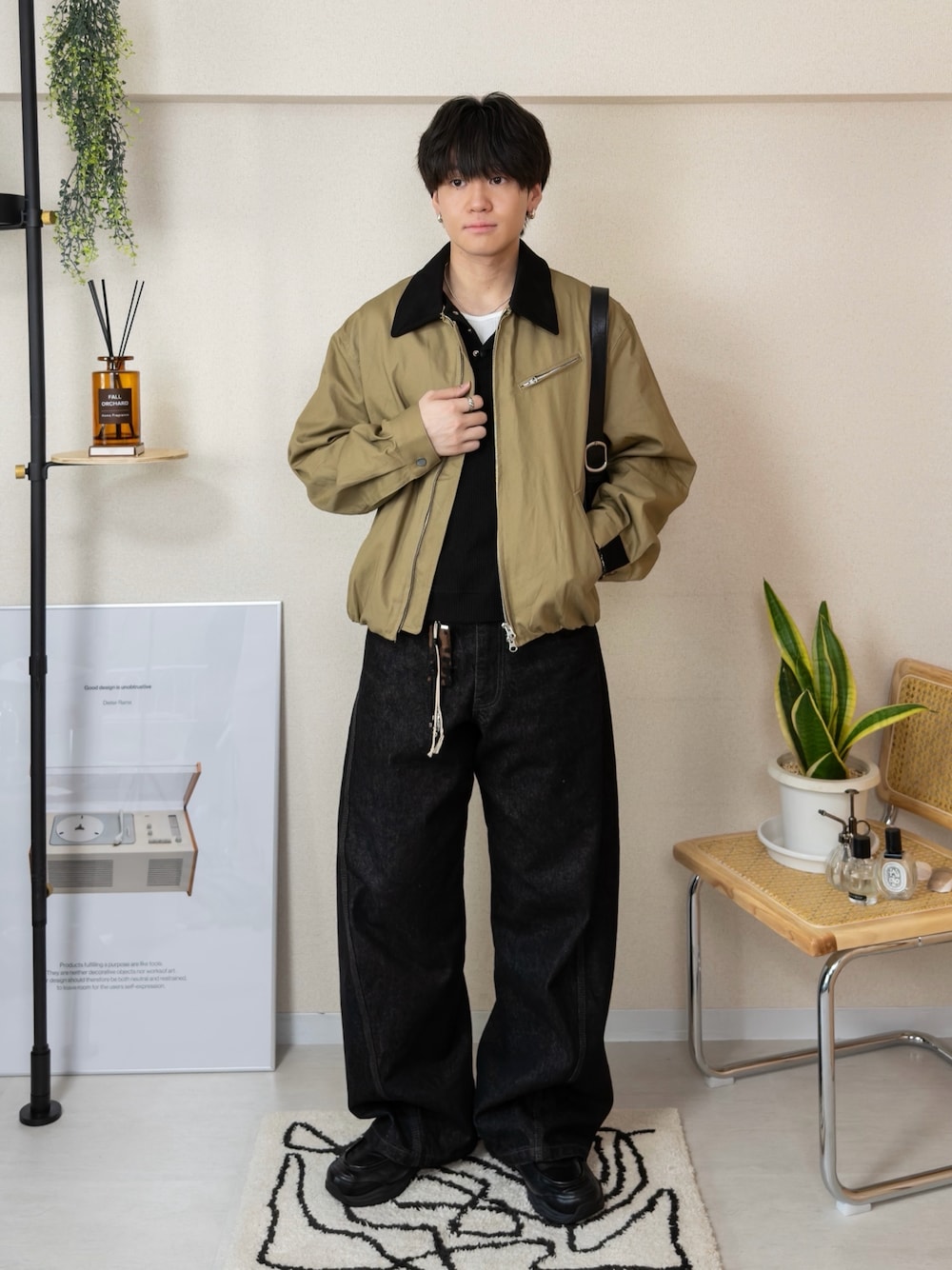 ホワイト系のタンクトップ、ブラック系のTシャツ/カットソー、ベージュ系のブルゾンを着用したメンズの夏コーディネートの1枚目の写真