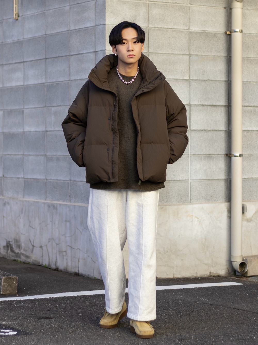「お出かけコーデ、今日のコスメと服、ダウンジャケット、ダウン、スウェットパンツ、スウェット、プチプラ、きれいめカジュアル、ワイドパンツ、ストリート、淡色コーデ、冬コーデ、ニット、休日スタイル、冬を彩る色いろコーデ」｜「GUのアイテム（スウェットパンツ、ホワイト系）」を使った、ともきさん（メンズ・168cm）の冬コーディネートの1枚目の写真