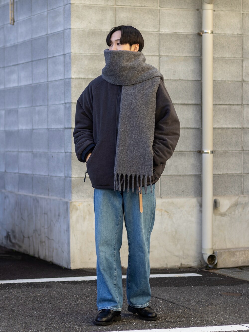 「新星WEARISTAにエントリー、WEARyouthコーデ、マイベストコーデ2023、今日のコスメと服、デニム、マフラー、お出かけコーデ、プチプラ、きれいめカジュアル、ワイドパンツ、ストリート、冬コーデ、冬アウター、レイヤードスタイル、ローファー」｜「UNIQLOのアイテム（デニムパンツ、ブルー系）」を使った、ともきさん（メンズ・168cm）の冬コーディネートの1枚目の写真