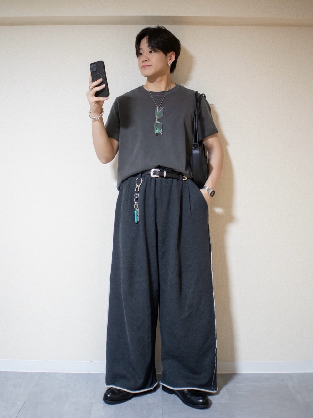 「スウェットパンツ、Tシャツ、ローファー、ショルダーバッグ、プチプラ、シンプルコーデ、きれいめカジュアル、韓国ファッション、お出かけコーデ、デートコーデ、休日スタイル、モノトーン、夏コーデ、タックイン、サングラス」｜「TORY LEATHERの【TORY LEATHER】3/4 Bridle Leather WESTERN BELT（ベルト、ブラック系）」を使った、ともきさん（メンズ・168cm）の夏コーディネートの1枚目の写真