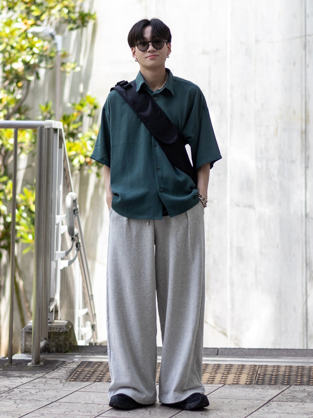 「夏コーデ、スウェットパンツ、プチプラ、シンプルコーデ、スニーカー、ショルダーバッグ、サングラス、厚底シューズ、モード、きれいめカジュアル、韓国ファッション、お出かけコーデ、デートコーデ、シャツスタイル、グリーン」｜「KUUUPYのGrainy Basic Regular Collar Short-Sleeve Shirt - 杢調ベーシックレギュラーカラー半袖シャツ（シャツ/ブラウス、グリーン系）」を使った、ともきさん（メンズ・168cm）の夏コーディネートの1枚目の写真