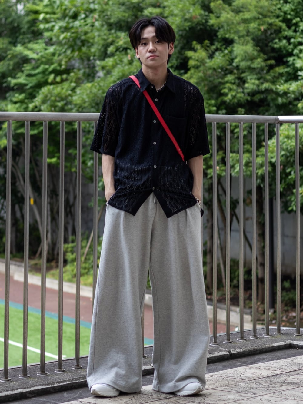 「韓国ファッション、テーマパークコーデ、スウェットパンツ、スニーカー、シアートップス、モノトーン、ショルダーバッグ、きれいめカジュアル、シンプルコーデ、シンプル、お出かけコーデ、休日スタイル、シャツスタイル、モード、厚底シューズ」｜「KUUUPYのFull Length Heavy Weight  Sweat Pants - フルレングス ヘビーウェイト スウェットパンツ（スウェットパンツ、グレー系）」を使った、ともきさん（メンズ・168cm）の夏コーディネートの1枚目の写真