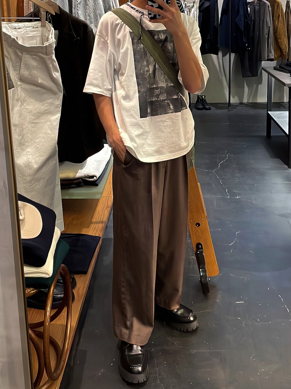 「秋コーデ、大人カジュアル、革靴、ローファー、グラフィックＴ、スラックス、ブラウン、秋服、メゾンスペシャル、maisonspecial、LIDnM、shiki tokyo、ショッピング、休日スタイル、ワイドパンツ」｜「MAISON SPECIALの《ユニセックスアイテム》アブストラクトハンドプリントオーバーサイズステッチクルーネックTシャツ【MAISON SPECIAL/メゾンスペシャル】（Tシャツ/カットソー、ホワイト系）」を使った、ともきさん（メンズ・168cm）の秋コーディネートの1枚目の写真