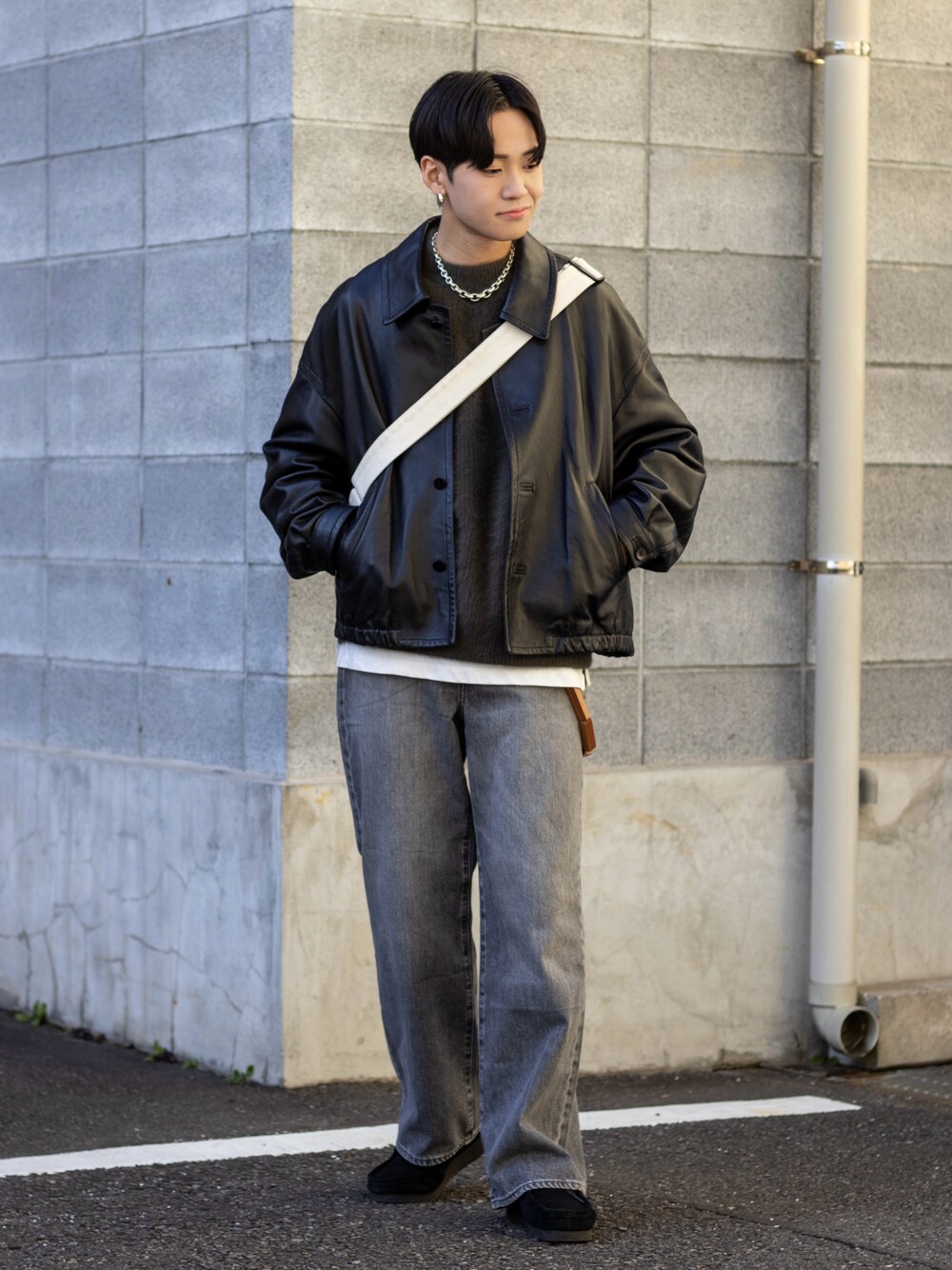 「春服みてみて、レザー、レザージャケット、デニム、プチプラ、春コーデ、デートコーデ、ニット、春アウター、モノトーン、ショルダーバッグ、きれいめカジュアル、休日スタイル、春色、今日のコスメと服」｜「UNIQLOのアイテム（デニムパンツ、グレー系）」を使った、ともきさん（メンズ・168cm）の冬コーディネートの1枚目の写真