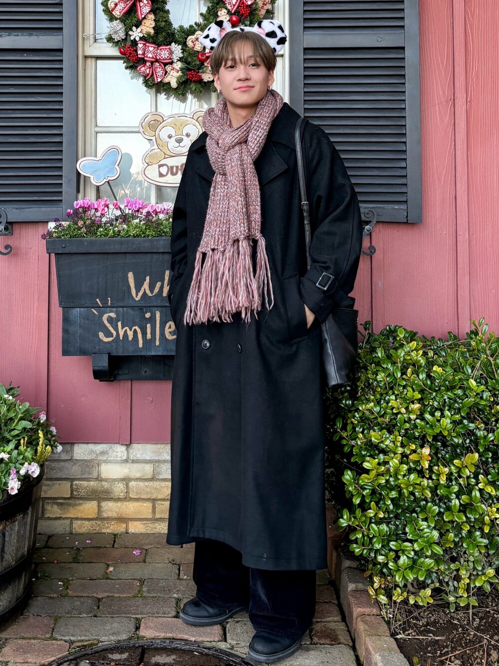 「ディズニーコーデ、テーマパークコーデ、コーデュロイ、ロングコート、レザー、マフラーぐるぐる、ショルダーバッグ、最近のいい感じコーデ、マイベストコーデ2024、クリスマスに着たい服、お出かけコーデ、休日スタイル、きれいめカジュアル、冬コーデ、冬アウター」｜「CASPER JOHNのWool melton over coat/ウールメルトンオーバーコート（ステンカラーコート、ブラック系）」を使った、ともきさん（メンズ・168cm）の冬コーディネートの1枚目の写真