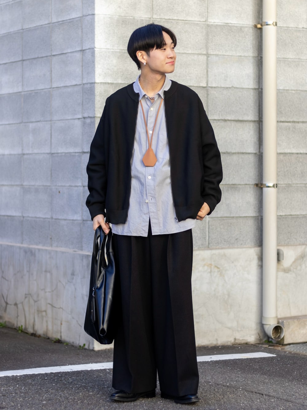 「今日のコスメと服、デートコーデ、ニット、春アウター、カーディガン、春色、休日スタイル、きれいめカジュアル、ブーツ、スラックス、レイヤードスタイル、シンプルコーデ、淡色コーデ、トートバッグ、春コーデ」｜「EMMA CLOTHESのガーターニット ノーカラージップカーディガン EMMA CLOTHES 2024SS（カーディガン/ボレロ、ブラック系）」を使った、ともきさん（メンズ・168cm）の冬コーディネートの1枚目の写真