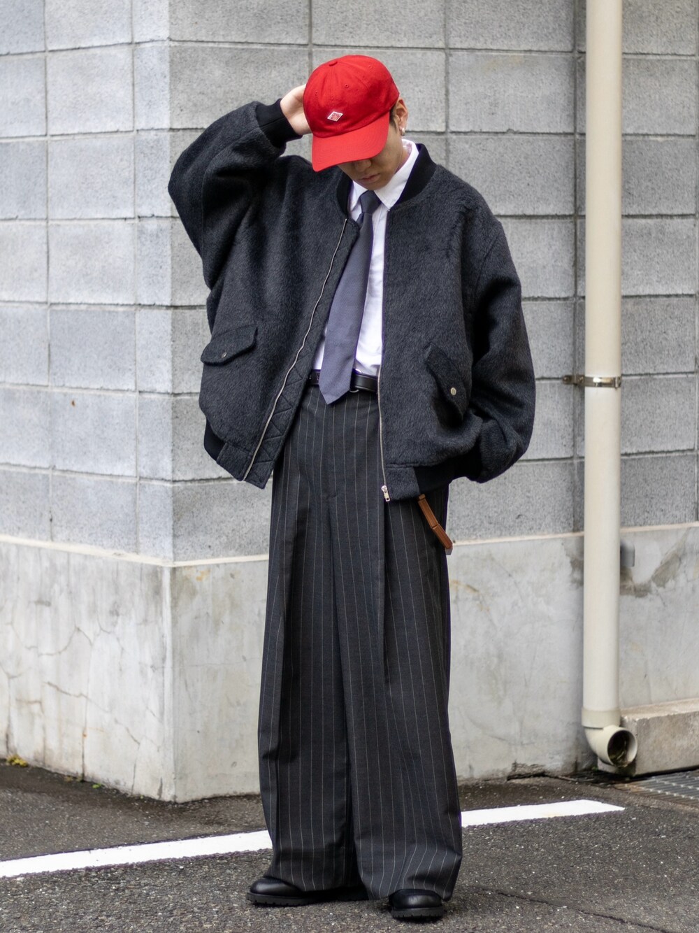 「ファッションを楽しもう、WEARyouthコーデ、ストリート、ローファー、冬コーデ、きれいめカジュアル、スラックス、キャップ、今日のコスメと服、モノトーン、秋冬コーデ、レイヤードスタイル、冬アウター、マイベストコーデ2023、赤」｜「REGALのリーガル 22DL ローファー（ビブラム社ガムライトソール搭載）/ビジネスシューズ（ローファー、ブラック系）」を使った、ともきさん（メンズ・168cm）の秋コーディネートの1枚目の写真