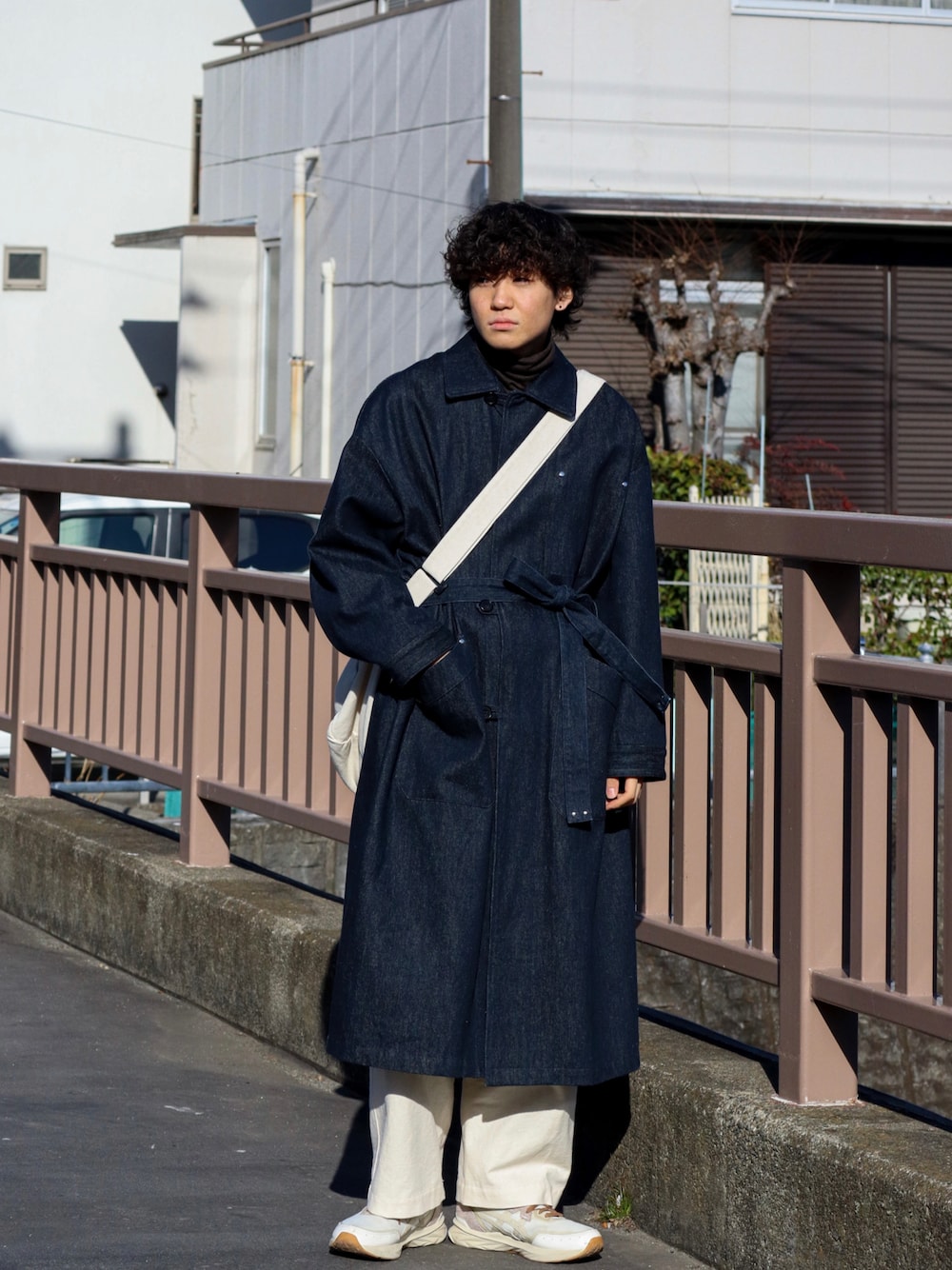 「春服みてみて、春服デビュー宣言、デニム、スニーカー、春アウター、きれいめカジュアル、ビッグシルエット、ショルダーバッグ、シンプルコーデ、ホワイトパンツ、白パンツ、ロングコート、ステンカラーコート、スプリングコート、白スニーカー」｜「Amazonのアイテム（ショルダーバッグ、ホワイト系）」を使った、ともきさん（メンズ・168cm）の春コーディネートの1枚目の写真