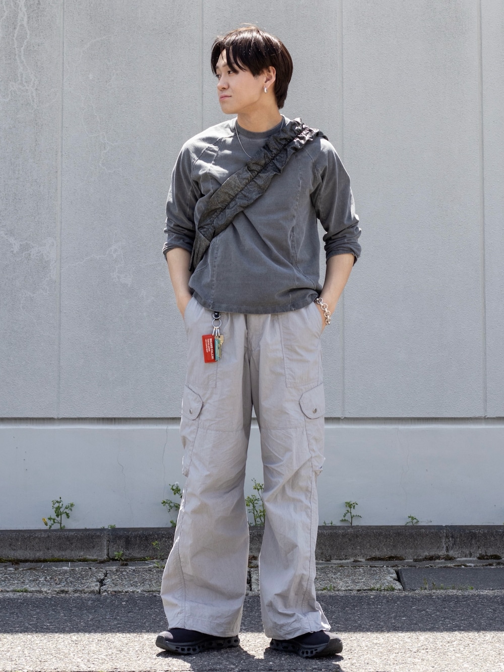 「ロンT、淡色コーデ、ナイロンパンツ、スニーカー、韓国ファッション、ピンクシャツ、シンプルコーデ、休日スタイル、デートコーデ、春夏コーデ、カーゴパンツ、スポーツミックス、大人カジュアル、フレアパンツ、モノトーン」｜「WYM LIDNMのC/N WASHER CURVED FLARE WIDE CARGO（カーゴパンツ、グレー系）」を使った、ともきさん（メンズ・168cm）の春コーディネートの1枚目の写真