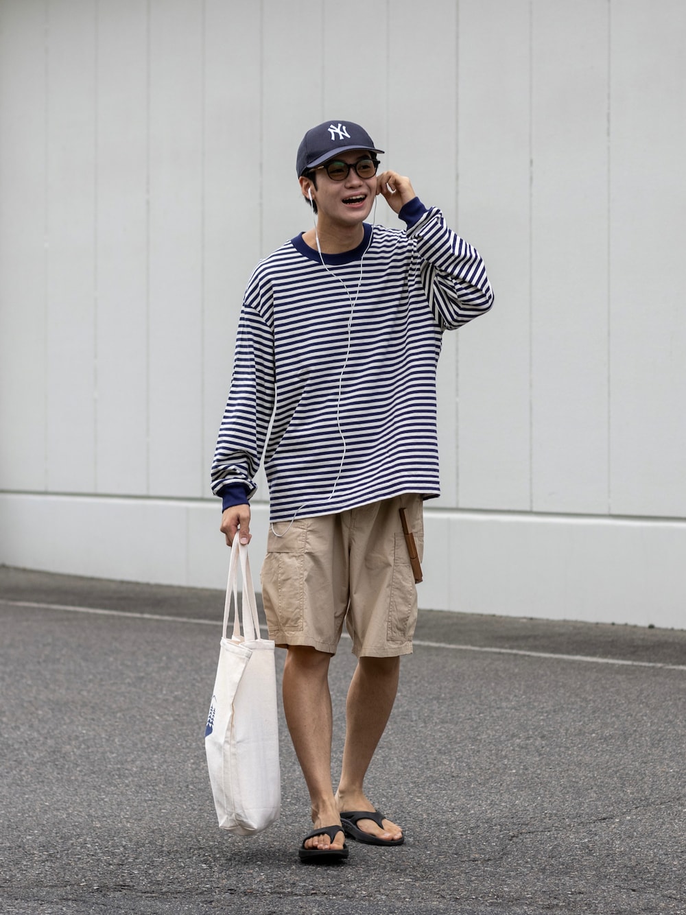 「ハーフパンツ、WEARyouthコーデ、秋服準備はじめました、ロンT、休日スタイル、プチプラ、メガネ男子、トートバッグ、カラー×コーデ、ボーダー、カーゴパンツ、きれいめカジュアル、古着MIX、ストリート、キャップ」｜「GUのアイテム（カーゴパンツ、グリーン系）」を使った、ともきさん（メンズ・168cm）の夏コーディネートの1枚目の写真