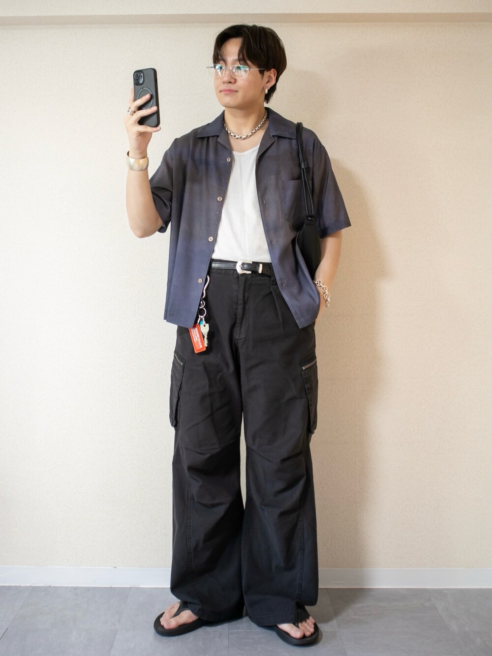 「柄シャツ、カーゴパンツ、サンダル、夏コーデ、サングラス、メガネ男子、シャツスタイル、きれいめカジュアル、お出かけコーデ、レザー、ショルダーバッグ、プチプラ、タンクトップ、レイヤードスタイル、大人カジュアル」｜「WYM LIDNMのVINTAGE FADED DUCK CURVED CARGO（カーゴパンツ、ブラック系）」を使った、ともきさん（メンズ・168cm）の夏コーディネートの1枚目の写真