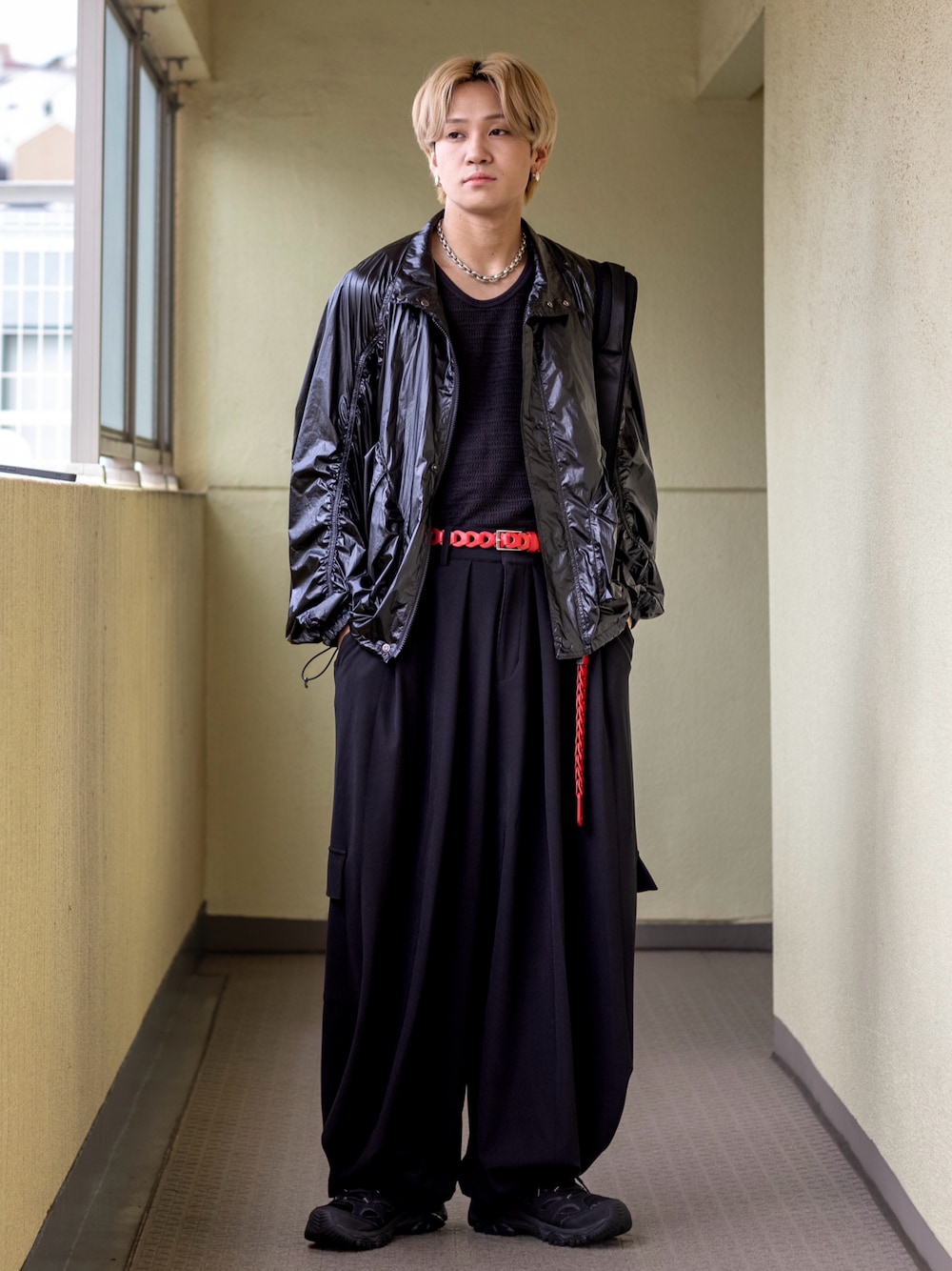 「アウトドアスタイル、スニーカー、カーゴパンツ、秋服準備はじめました、秋アウター、秋コーデ、オールブラック、ブラックコーデ、韓国ファッション、きれいめカジュアル、シンプル、お出かけコーデ、休日スタイル、ワイドパンツ、ナイロンジャケット」｜「WYM LIDNMのNYLON LUFT SHORT BLOUSON（ブルゾン、ブラック系）」を使った、ともきさん（メンズ・168cm）の秋コーディネートの1枚目の写真