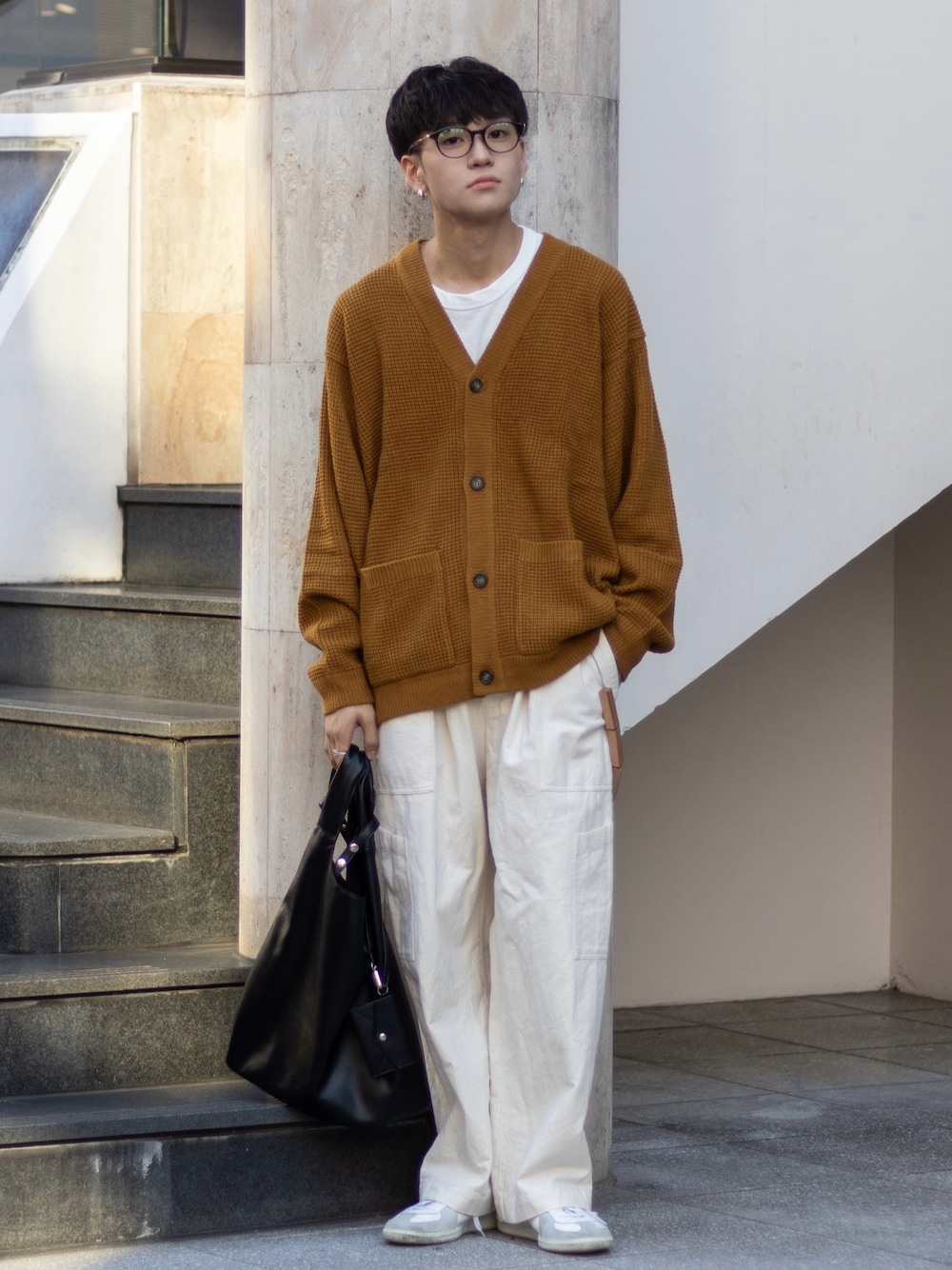 「重ね着ベストシーズン、レイヤードスタイル、ワイドパンツ、メガネ男子、ニット、カーディガン、スニーカー、きれいめカジュアル、休日スタイル、カーゴパンツ、ビッグシルエット、トートバッグ、白パンツ、白スニーカー、プチプラ」｜「GERMAN TRAINERのGERMAN TRAINER （ジャーマントレーナー） / レースアップ スニーカー 1183VS タナカユニバーサル / VARISISTA Global Studio別注仕様（スニーカー、ホワイト系）」を使った、ともきさん（メンズ・168cm）の秋コーディネートの1枚目の写真