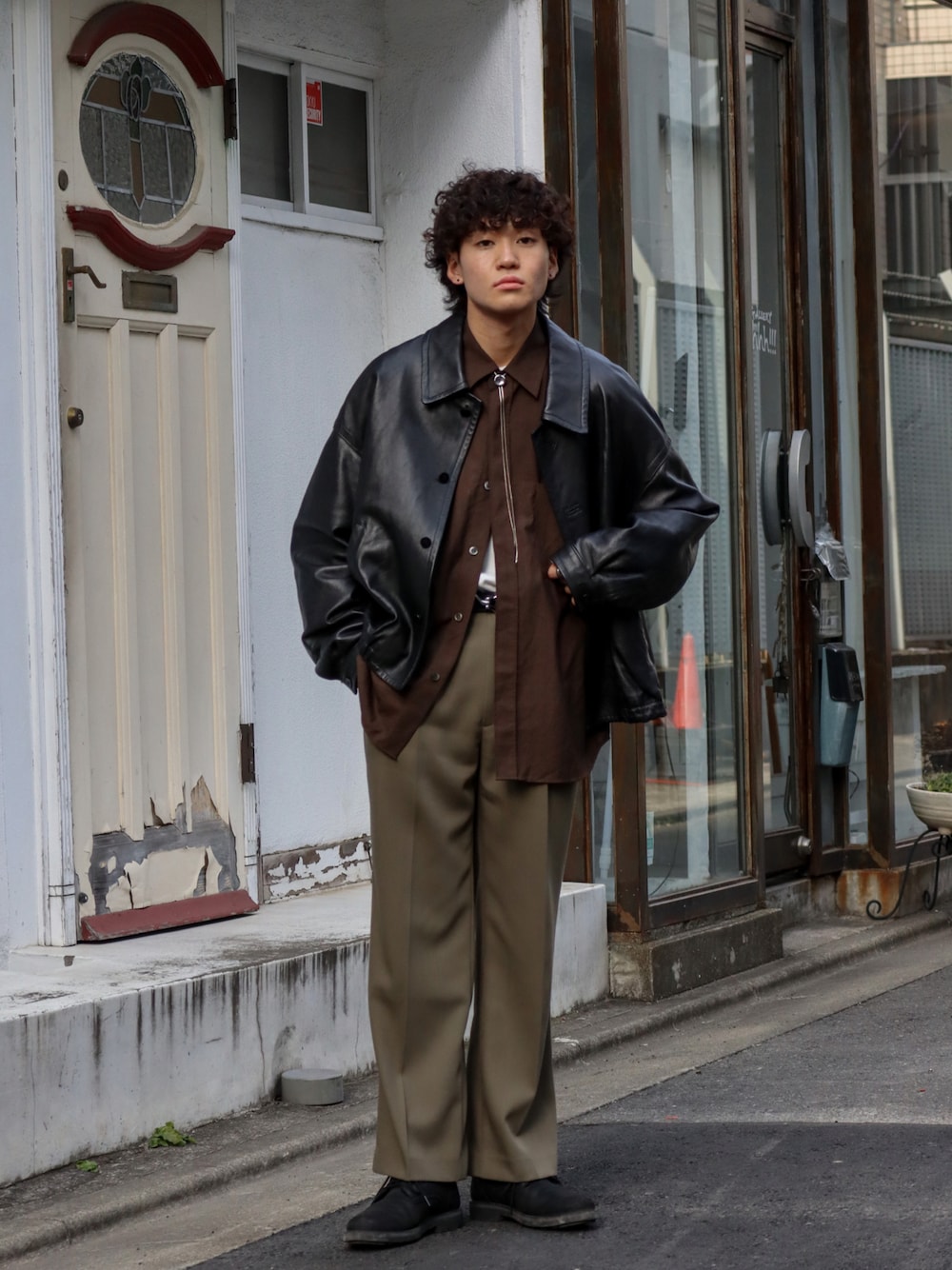 「春服デビュー宣言、レイヤードスタイル、チェックシャツ、レザー、ビッグシルエット、シャツスタイル、きれいめカジュアル、春アウター、スラックス、ジャケット、レザージャケット、タックイン、厚底シューズ、いまどきジャケット写真、休日スタイル」｜「LIDNMのSuper130s VINTAGE CHECK SHIRT（シャツ/ブラウス、ブラウン系）」を使った、ともきさん（メンズ・168cm）の春コーディネートの1枚目の写真