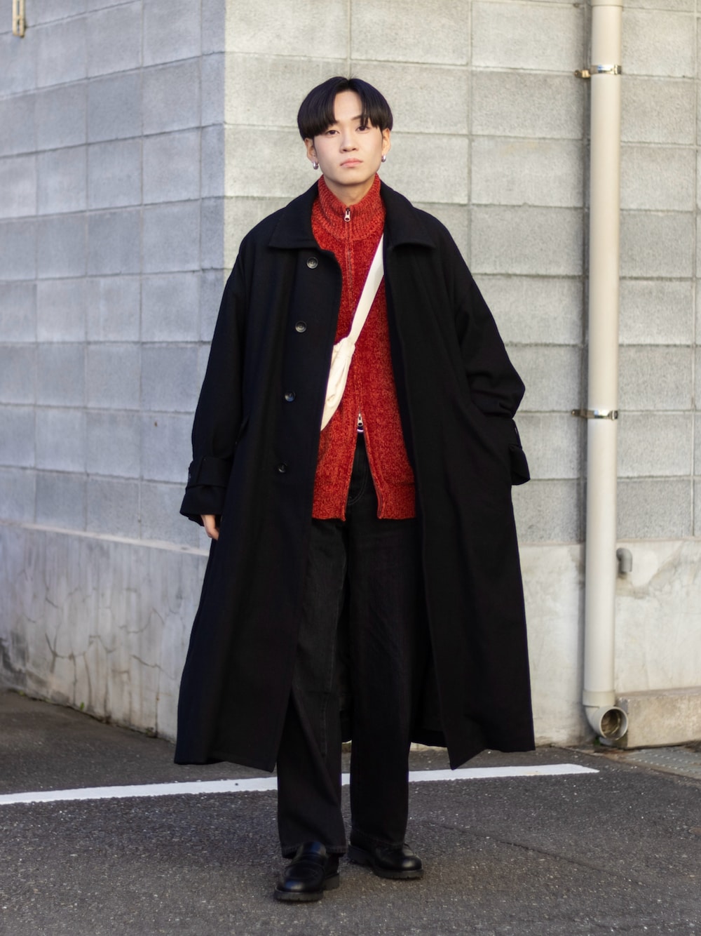 「新星WEARISTAにエントリー、WEARyouthコーデ、赤、コート、ロングコート、デニム、プチプラ、きれいめカジュアル、ワイドパンツ、ローファー、ショルダーバッグ、マイベストコーデ2023、クリスマスに着たい服、休日スタイル、冬アウター」｜「REGALのリーガル 22DL ローファー（ビブラム社ガムライトソール搭載）/ビジネスシューズ（ローファー、ブラック系）」を使った、ともきさん（メンズ・168cm）の冬コーディネートの1枚目の写真