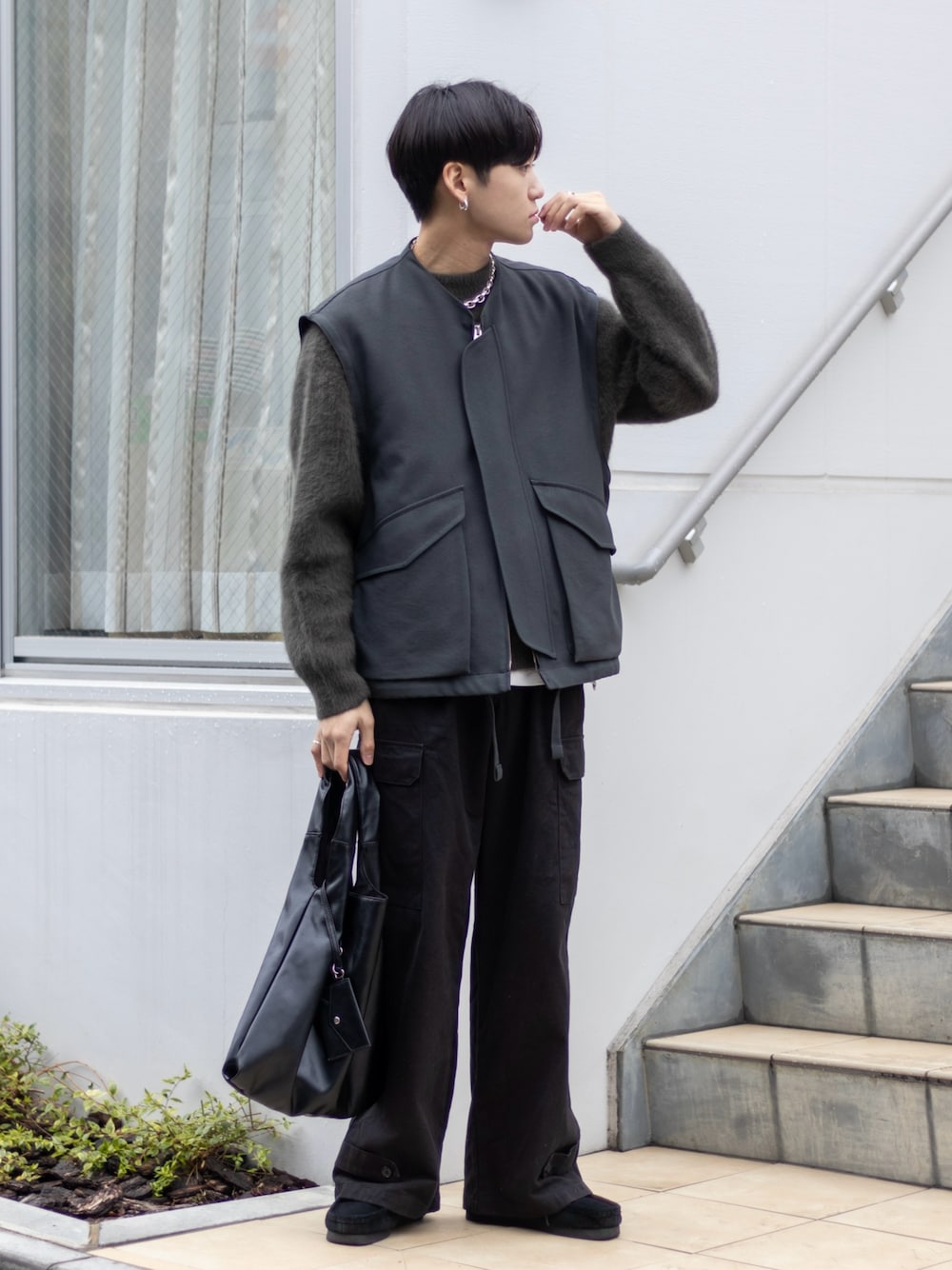 「今日のコスメと服、春コーデ、きれいめカジュアル、トートバッグ、春アウター、カーゴパンツ、ニット、レイヤードスタイル、モノトーン、シンプルコーデ、ベスト、レザー、春色、休日スタイル、デートコーデ」｜「mily biletの使いやすくてお洒落。2wayICカードケース付きヴィーガンレザートートバッグ（トートバッグ、ブラック系）」を使った、ともきさん（メンズ・168cm）の冬コーディネートの1枚目の写真