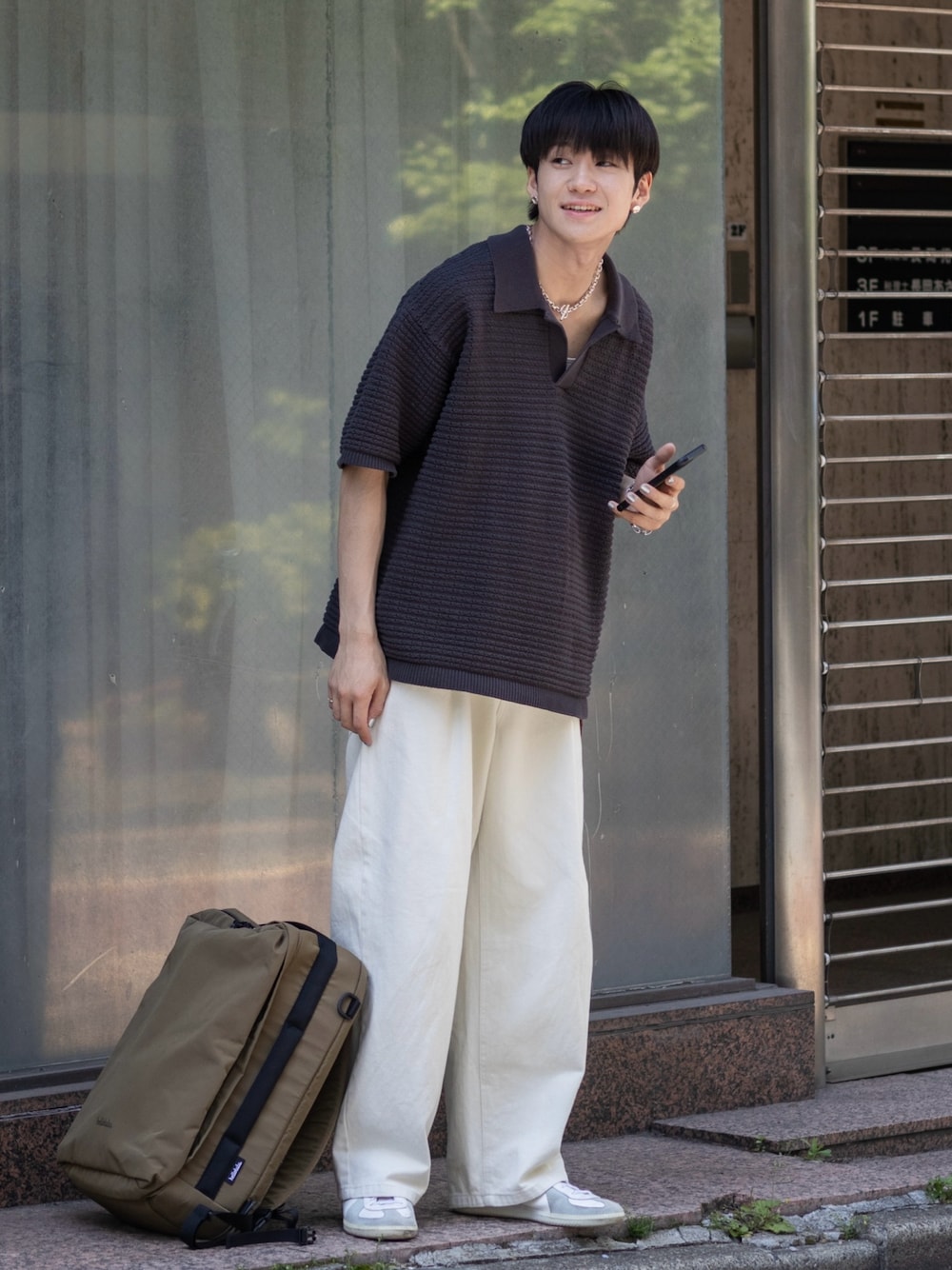 「デニム、白パンツ、低身長コーデ、きれいめカジュアル、シャツスタイル、シンプルコーデ、スポーツミックス、休日スタイル、アウトドアスタイル、春夏コーデ、スニーカー、プチプラ、モノトーン、デートコーデ、ポロシャツ」｜「helloluluのアイテム（バックパック/リュック、グリーン系）」を使った、ともきさん（メンズ・168cm）の春コーディネートの1枚目の写真