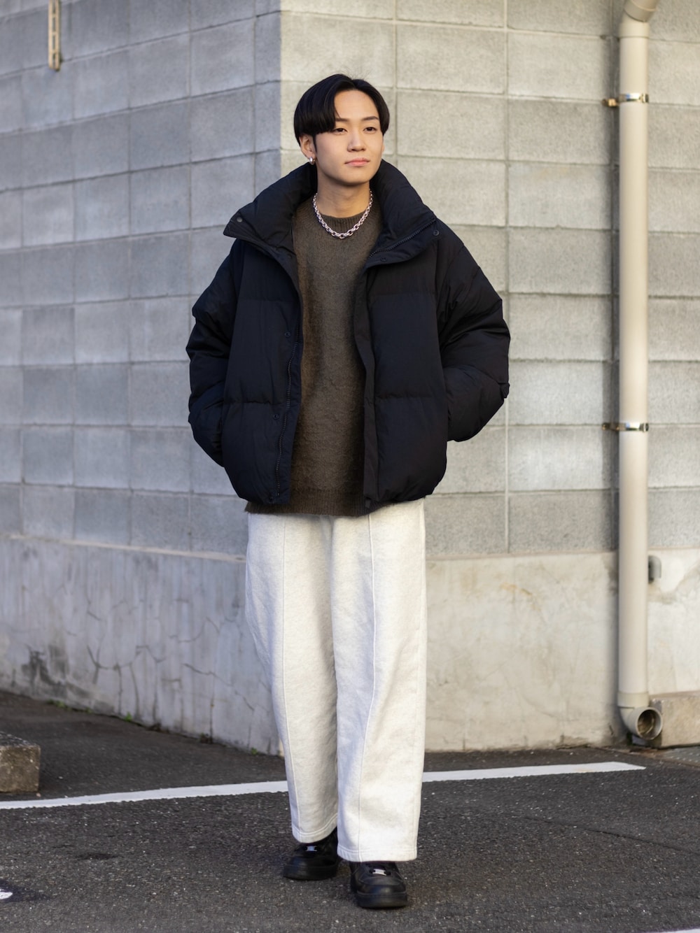 「今日のコスメと服、お出かけコーデ、スウェットパンツ、スウェット、プチプラ、きれいめカジュアル、ワイドパンツ、ストリート、ダウンジャケット、冬コーデ、ニット、休日スタイル、デートコーデ、シンプルコーデ、マイベストコーデ2023」｜「GUのアイテム（スウェットパンツ、ホワイト系）」を使った、ともきさん（メンズ・168cm）の冬コーディネートの1枚目の写真