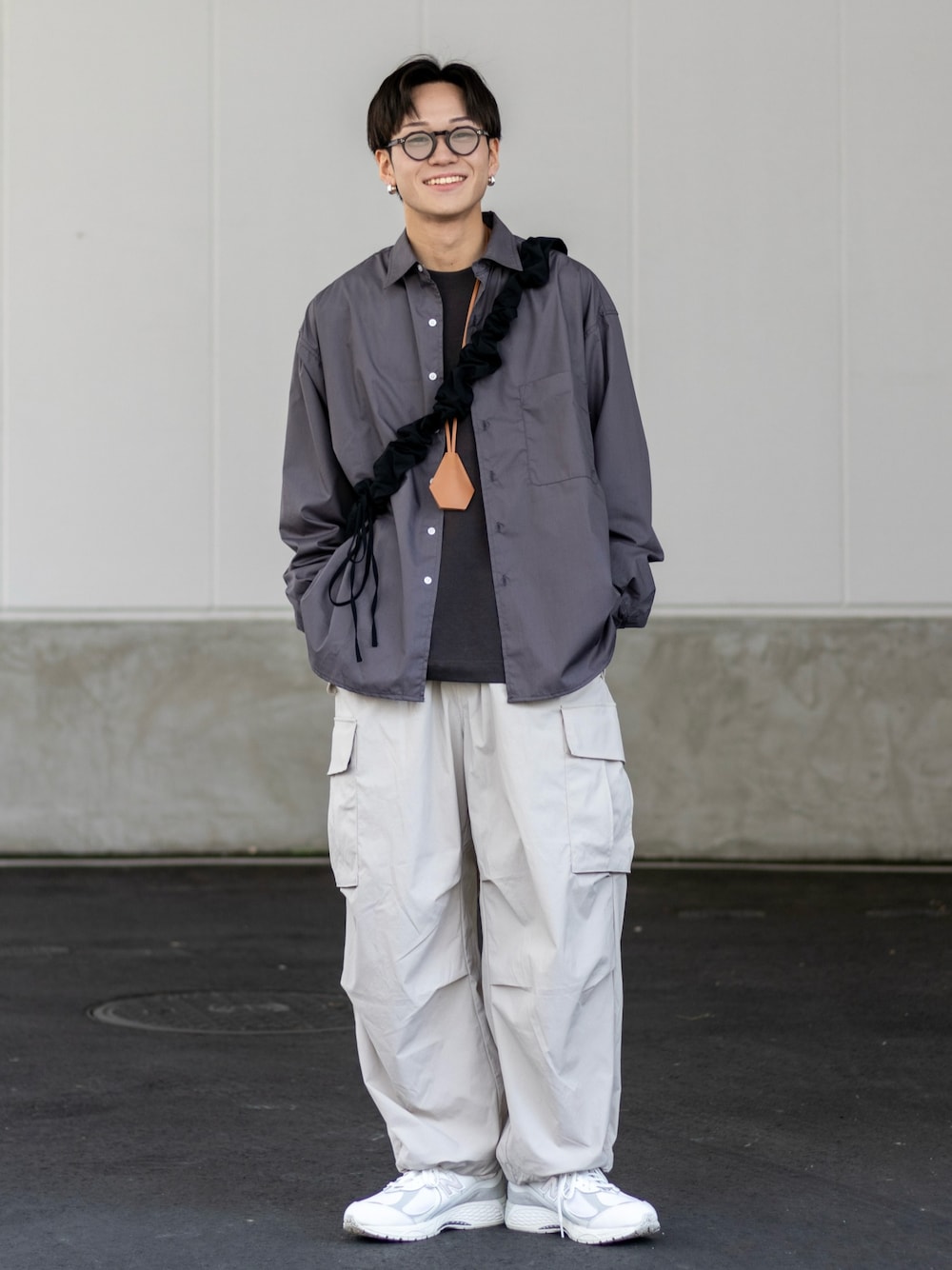 「カーゴパンツ、ロンT、スニーカー、大人カジュアル、春色、メガネ男子、ショルダーバッグ、休日スタイル、スポーツミックス、シャツスタイル、淡色コーデ、韓国ファッション、トラックパンツ、モノトーン、春コーデ」｜「WYM LIDNMのUTILITY TECH CARGO（カーゴパンツ、グレー系）」を使った、ともきさん（メンズ・168cm）の春コーディネートの1枚目の写真