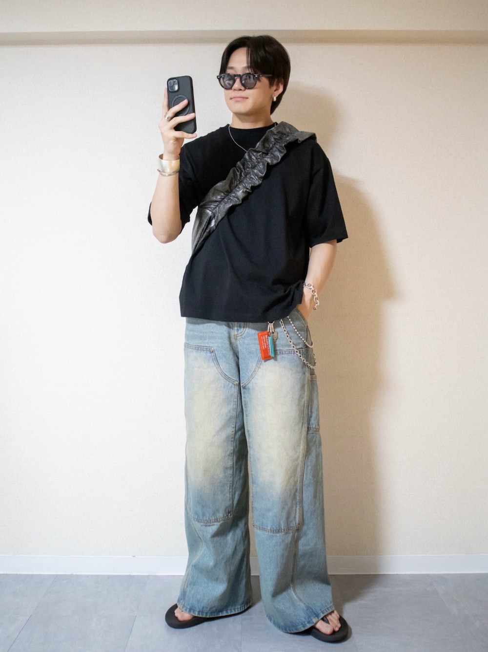 「ワイドパンツ、デニム、サンダル、Tシャツ、ショルダーバッグ、夏コーデ、春夏コーデ、サングラス、レザー、休日スタイル、お出かけコーデ、デートコーデ、低身長コーデ、プチプラ、モノトーン」｜「WYM LIDNMのDOUBLE KNEE CURVED SEEM BAGGY DENIM（デニムパンツ、ブルー系）」を使った、ともきさん（メンズ・168cm）の春コーディネートの1枚目の写真