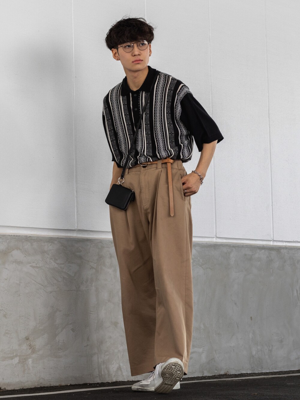 「初夏コーデ、WEARyouthコーデ、メガネ男子、休日スタイル、プチプラ、白スニーカー、ポロシャツ、ミニバッグ、ストライプシャツ、ショルダーバッグ、ビッグシルエット、半袖シャツ、韓国ファッション、夏コーデ、きれいめカジュアル」｜「MONO-MARTのレトロジャガードストライプ ルーズニットポロシャツ（ポロシャツ、ブラック系）」を使った、ともきさん（メンズ・168cm）の夏コーディネートの1枚目の写真