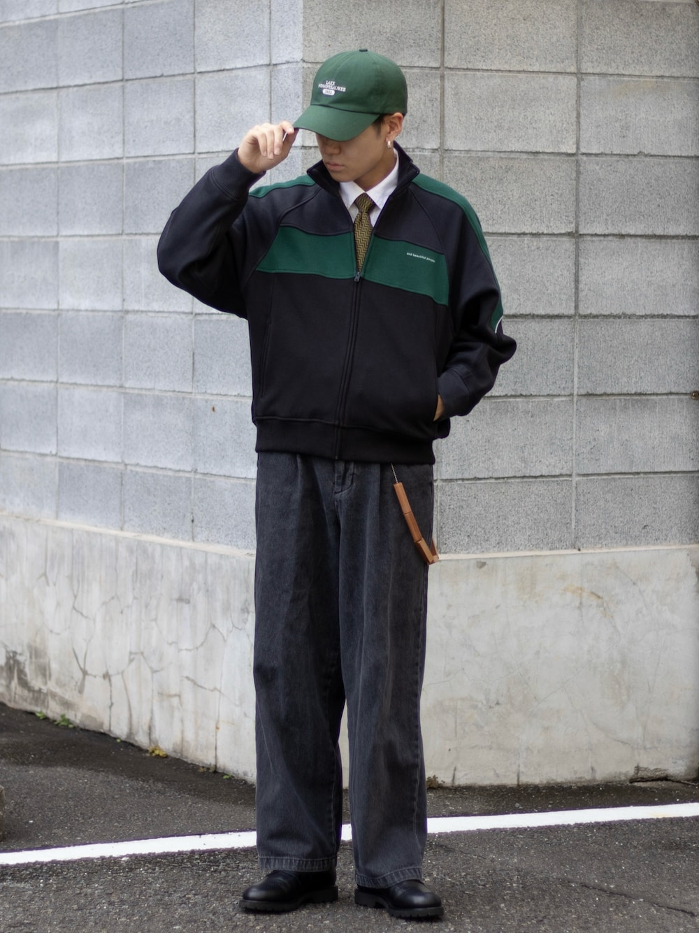 「ファッションを楽しもう、WEARyouthコーデ、秋冬コーデ、トラックジャケット、レイヤードスタイル、デニム、ローファー、スポーツミックス、お出かけコーデ、プチプラ、古着MIX、冬コーデ、ストリート、厚底シューズ、今日のコスメと服」｜「MONO-MARTのタックワイドスラックスデニムパンツ（デニムパンツ、グレー系）」を使った、ともきさん（メンズ・168cm）の秋コーディネートの1枚目の写真
