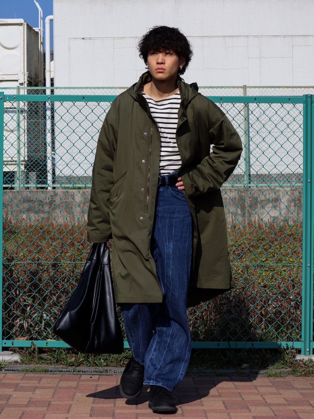 「春服みてみて、春コーデ、ミリタリー、デニム、ボーダー、厚底シューズ、タックイン、モッズコート、トートバッグ、休日スタイル、ビッグシルエット、ストリート、春アウター、きれいめカジュアル、ストリートMIX」｜「LOWRYS FARMのＵＳＡＢＩＧバスクボーダーロングスリーブ　215083（Tシャツ/カットソー、その他）」を使った、ともきさん（メンズ・168cm）の春コーディネートの1枚目の写真