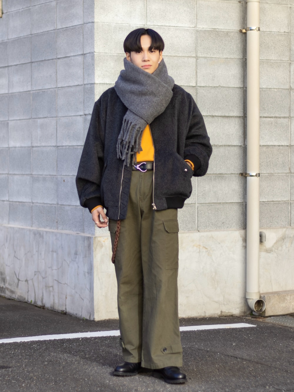「秋冬コーデ、マフラー、ローファー、お出かけコーデ、カーゴパンツ、プチプラ、きれいめカジュアル、ワイドパンツ、レイヤードスタイル、冬コーデ、休日スタイル、ストリート、WEARyouthコーデ、スウェット、今日のコスメと服」｜「EMMA CLOTHESのワイドストレートM-47ミリタリーカーゴパンツ EMMA CLOTHES（カーゴパンツ、グリーン系）」を使った、ともきさん（メンズ・168cm）の冬コーディネートの1枚目の写真