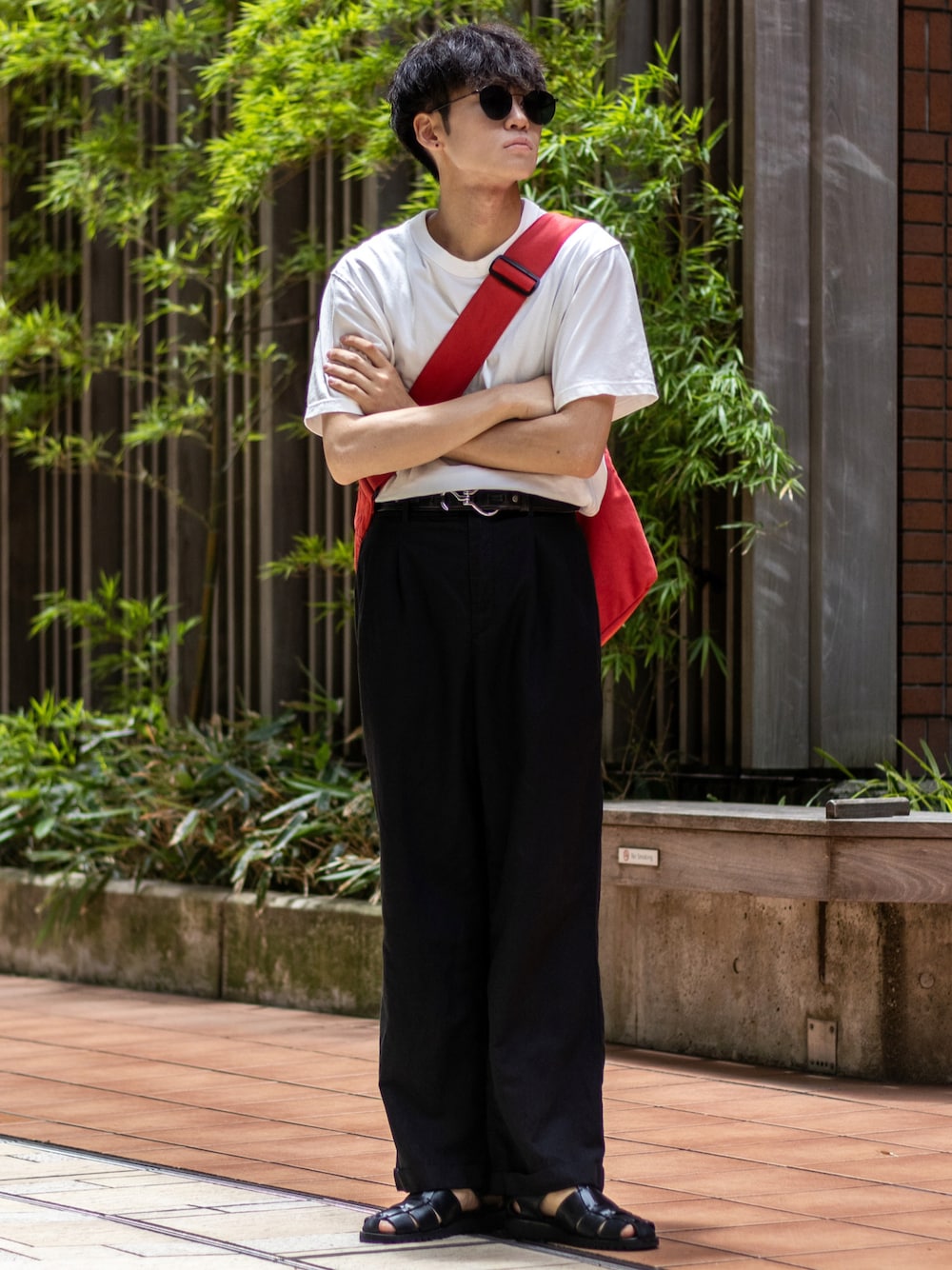 「きれいめカジュアル、ショルダーバッグ、リネン、グルカサンダル、夏コーデ、モノトーン、夏だ！Tシャツ着よう！、サングラス、お出かけコーデ、ラフコーデ、シンプルコーデ、韓国ファッション、休日スタイル、WEARyouthコーデ、みんなの白Tフェス」｜「ParabootのParaboot/パラブーツ PACIFIC/パシフィック ウーブンサンダル（サンダル、ブラック系）」を使った、ともきさん（メンズ・168cm）の夏コーディネートの1枚目の写真