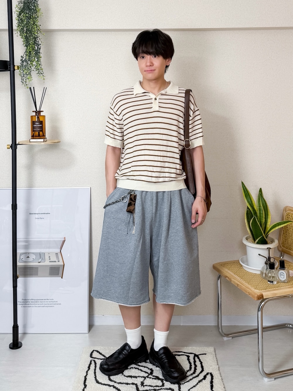 ベージュ系のニット/セーター、グレー系のスウェットパンツ、ブラック系のスニーカーを着用したメンズの夏コーディネートの1枚目の写真