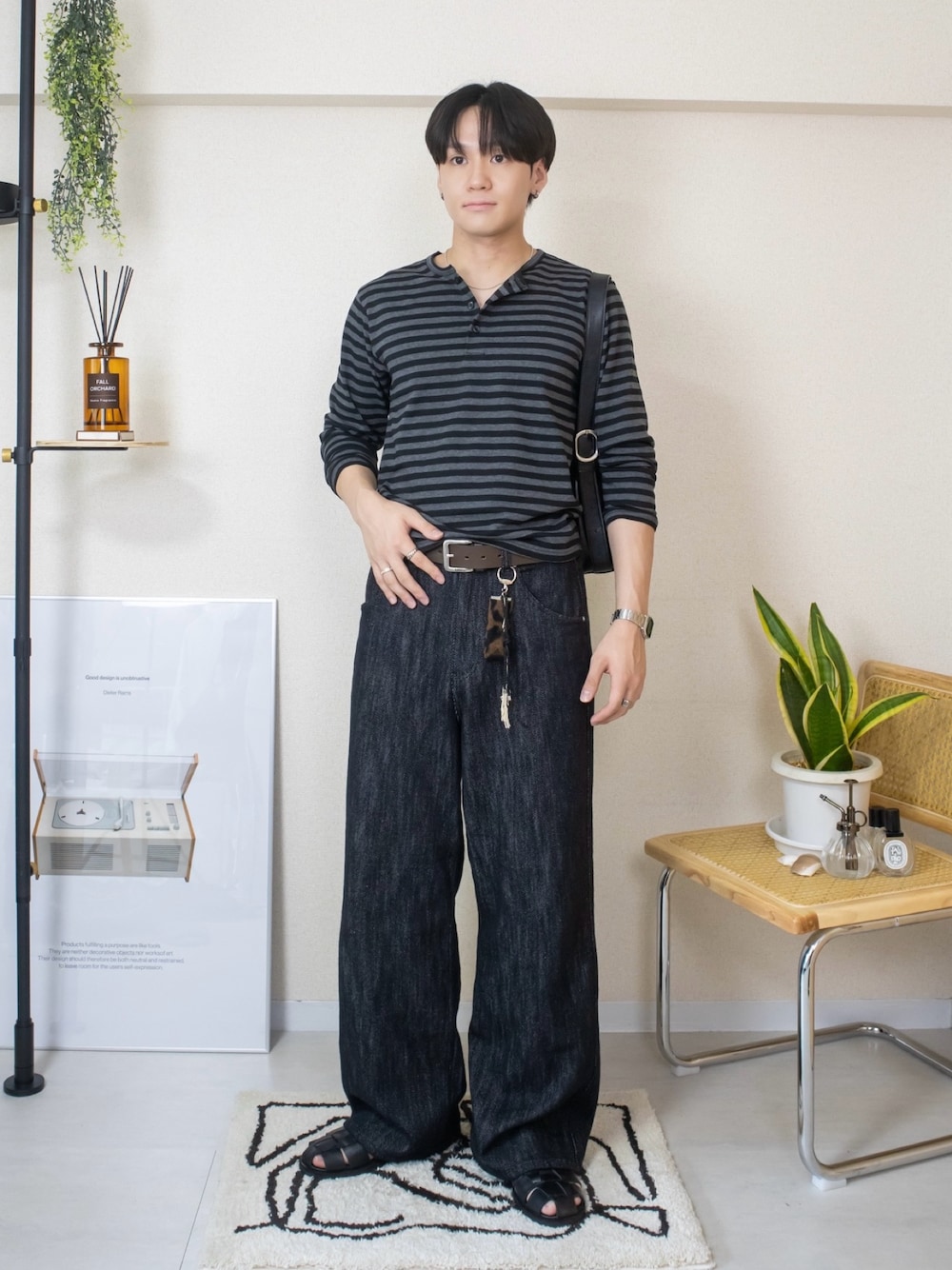 ブラック系のデニムパンツ、ブラック系のTシャツ/カットソー、ブラック系のサンダルを着用したメンズの夏コーディネートの1枚目の写真