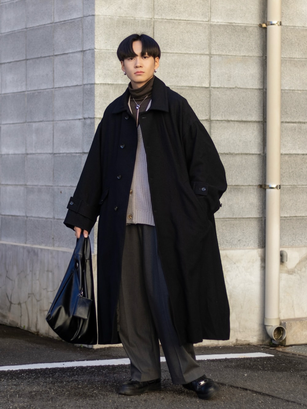 「新星WEARISTAにエントリー、今日のコスメと服、WEARyouthコーデ、スラックス、冬コーデ、レイヤードスタイル、タートルネック、ワイドパンツ、きれいめカジュアル、コート、お出かけコーデ、マイベストコーデ2023、スニーカー、ロングコート、プチプラ」｜「UNIQLOのアイテム（スラックス、グレー系）」を使った、ともきさん（メンズ・168cm）の冬コーディネートの1枚目の写真