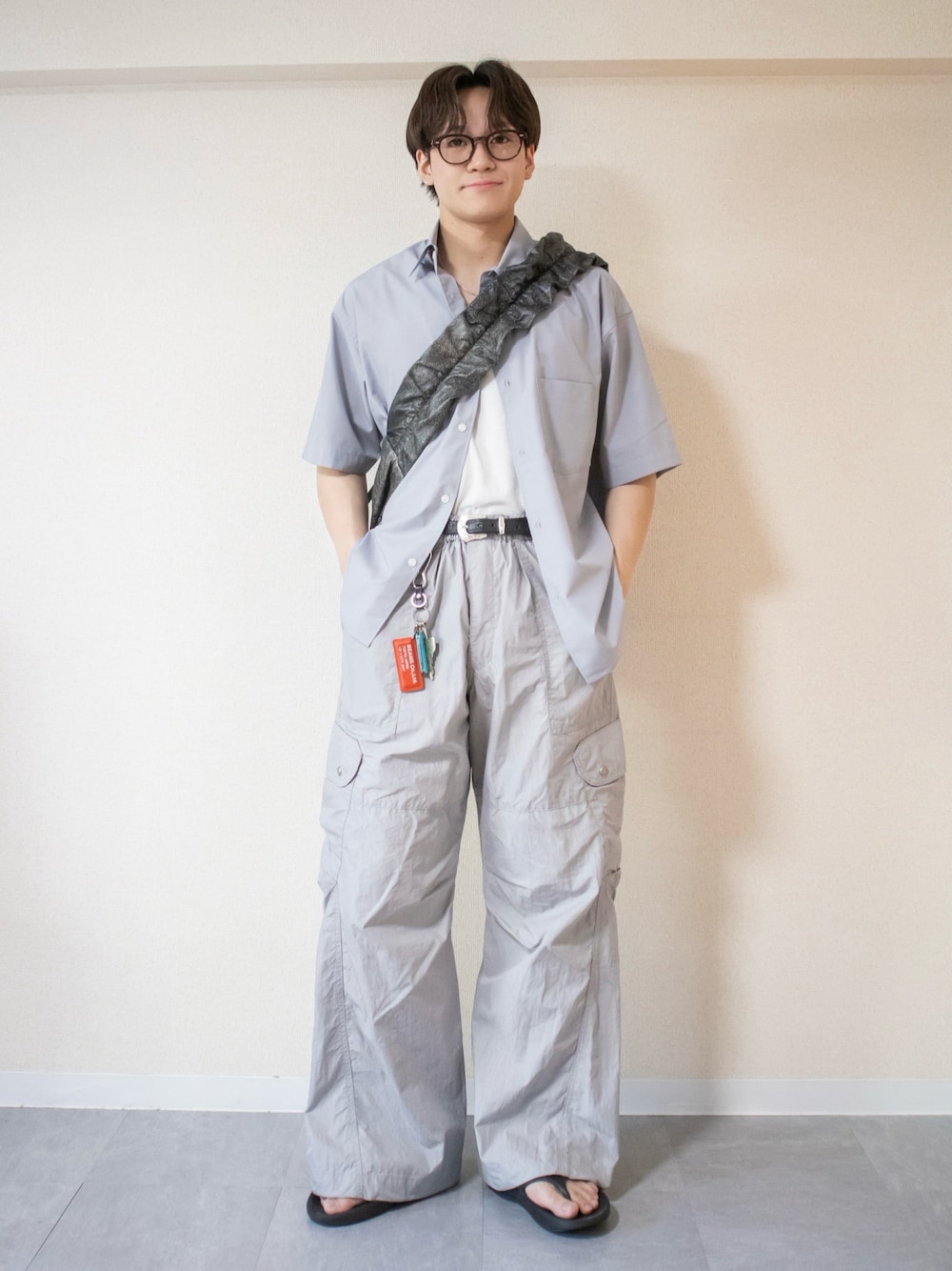 「きれいめカジュアル、夏コーデ、タンクトップ、シャツスタイル、サンダル、ナイロンパンツ、カーゴパンツ、ショルダーバッグ、サングラス、メガネ男子、淡色コーデ、プチプラ、タックイン、お出かけコーデ、休日スタイル」｜「WYM LIDNMのC/N WASHER CURVED FLARE WIDE CARGO（カーゴパンツ、グレー系）」を使った、ともきさん（メンズ・168cm）の夏コーディネートの1枚目の写真