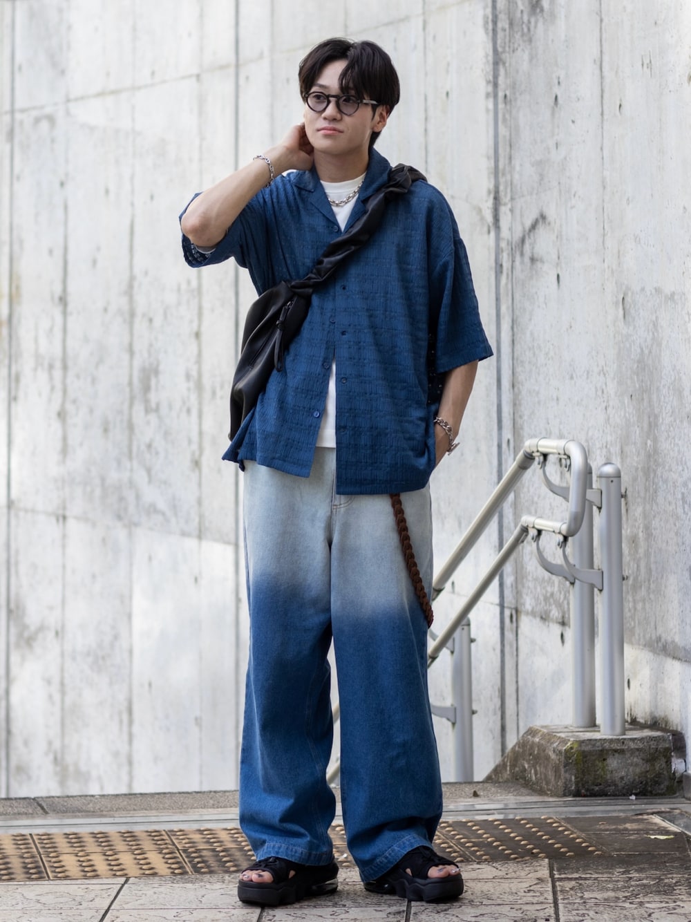 「デニム、サンダル、厚底シューズ、厚底サンダル、シャツスタイル、ショルダーバッグ、サングラス、きれいめカジュアル、韓国ファッション、テーマパークコーデ、白Tシャツ、お出かけコーデ、シンプル、シアートップス、休日スタイル」｜「SINSSのWide straight gradation denim / ワイドストレートグラデーションデニム（デニムパンツ、ブルー系）」を使った、ともきさん（メンズ・168cm）の夏コーディネートの1枚目の写真