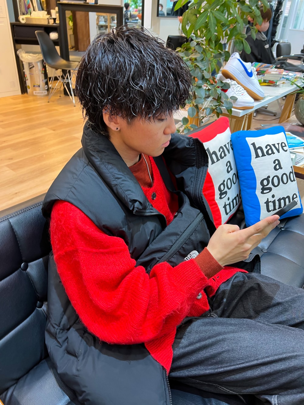 「オトナカジュアル、おしゃれさんと繋がりたい、ゆるコーデ、秋コーデ、冬コーデ、ビッグシルエット、メンズファッション、低身長、休日コーデ、カーディガン、LIDnM、赤ニット、きれいめカジュアル、ジーユー」｜「HAREのモヘヤマルチデザインカーディガン(HARE)（カーディガン/ボレロ、レッド系）」を使った、ともきさん（メンズ・168cm）の秋コーディネートの1枚目の写真
