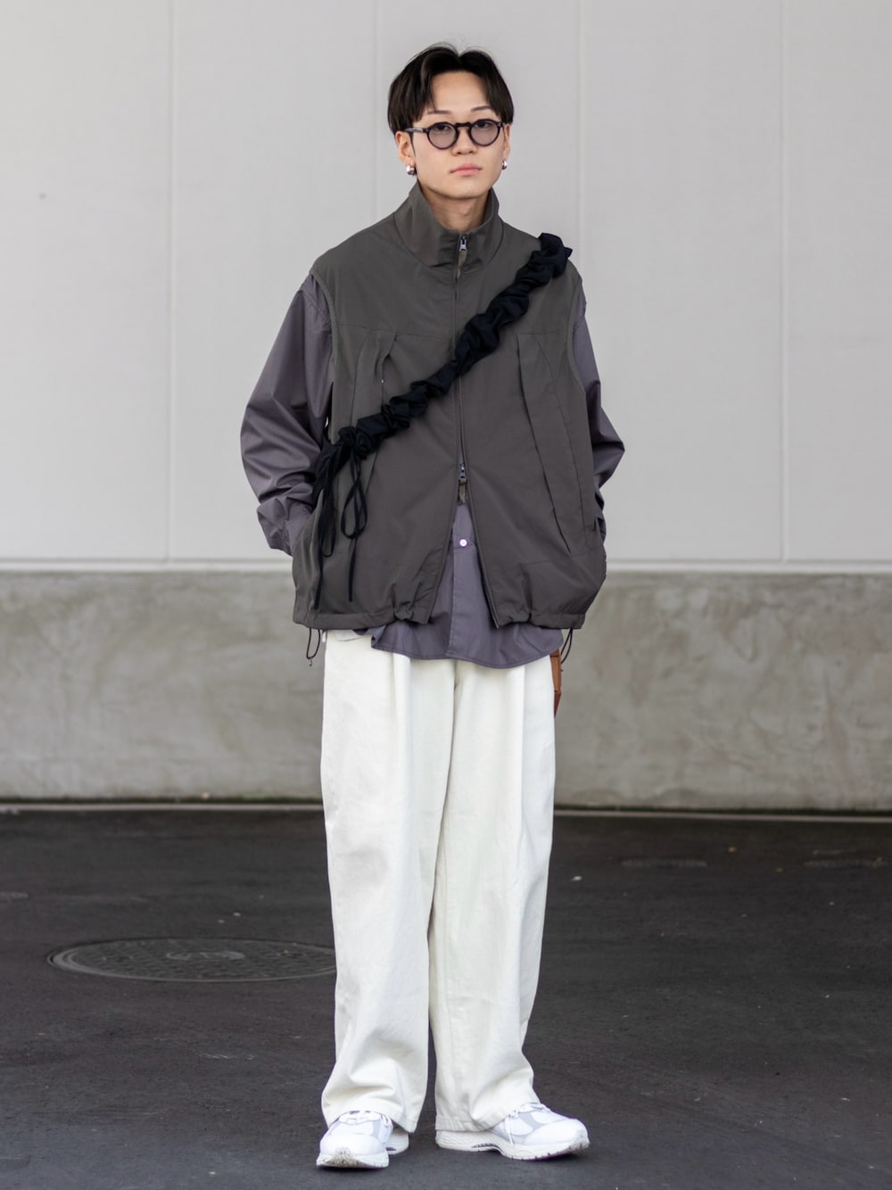 「春のNewスタイル、WEARyouthコーデ、ベスト、シンプルコーデ、デニム、スニーカー、春コーデ、春アウター、大人カジュアル、アウトドアスタイル、春色、メガネ男子、ショルダーバッグ、休日スタイル、シャツスタイル」｜「SINSSのWide balloon denim / ワイドバルーンデニム（デニムパンツ、ホワイト系）」を使った、ともきさん（メンズ・168cm）の春コーディネートの1枚目の写真